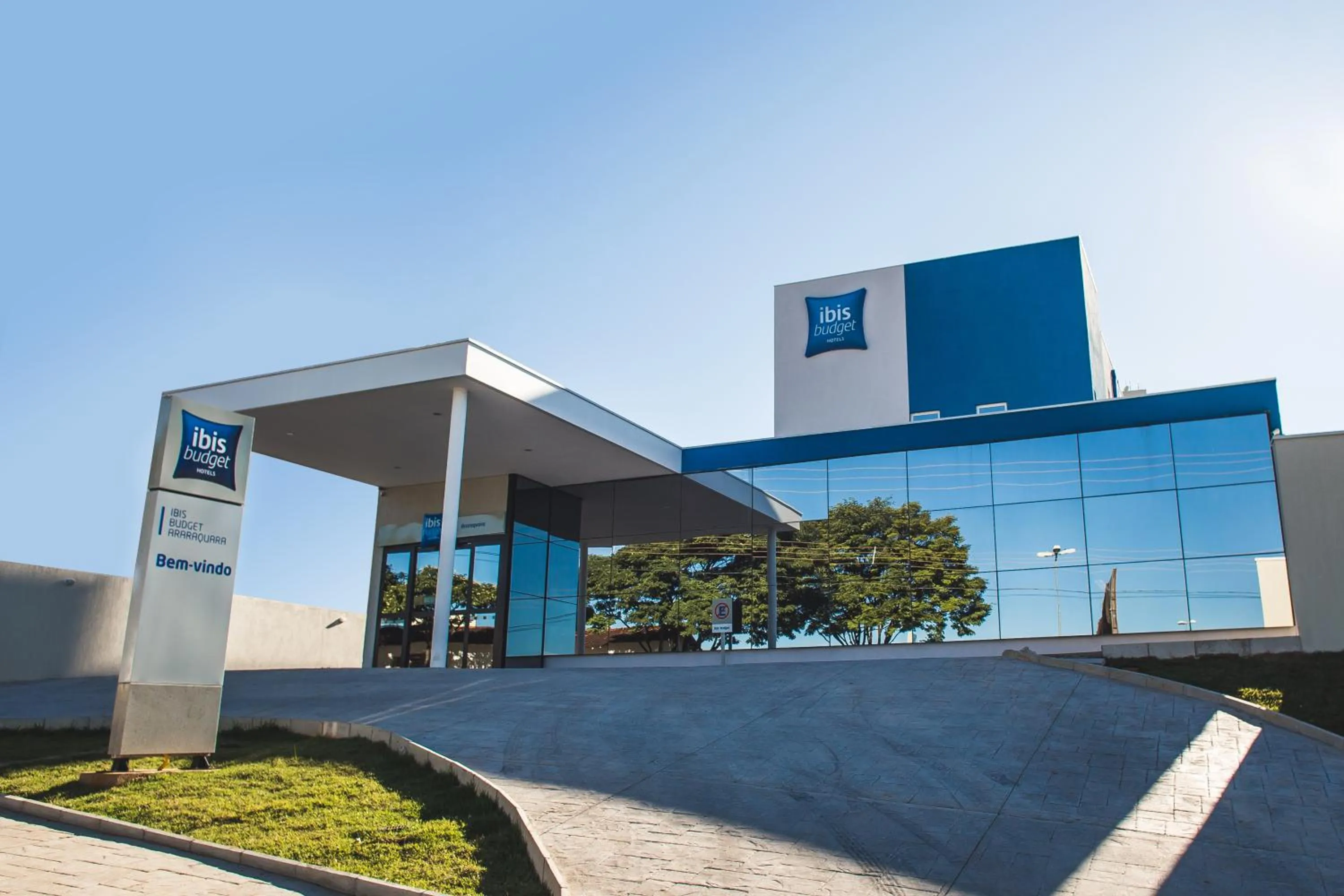 Facade/entrance in Ibis Budget Araraquara