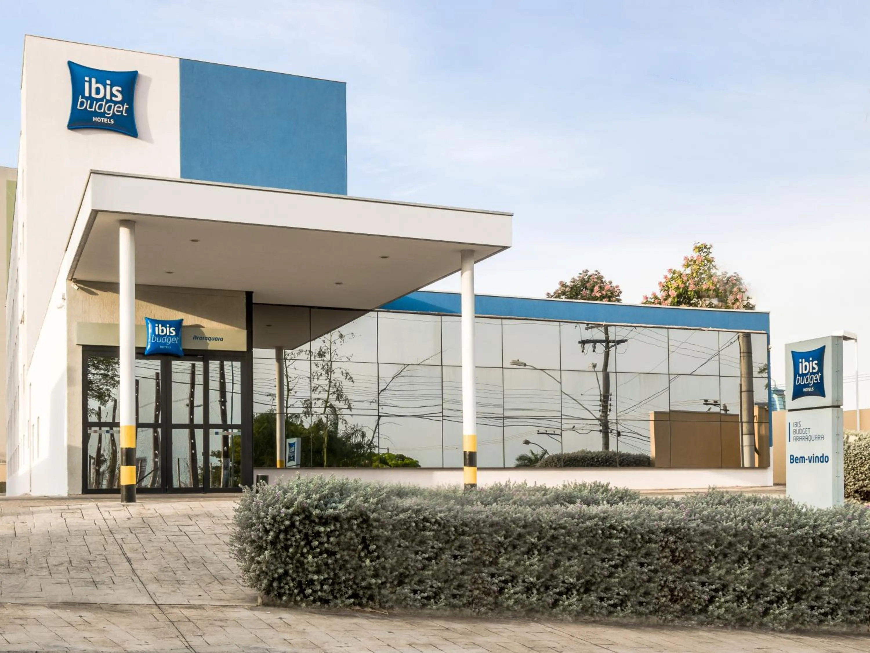 Facade/entrance in Ibis Budget Araraquara