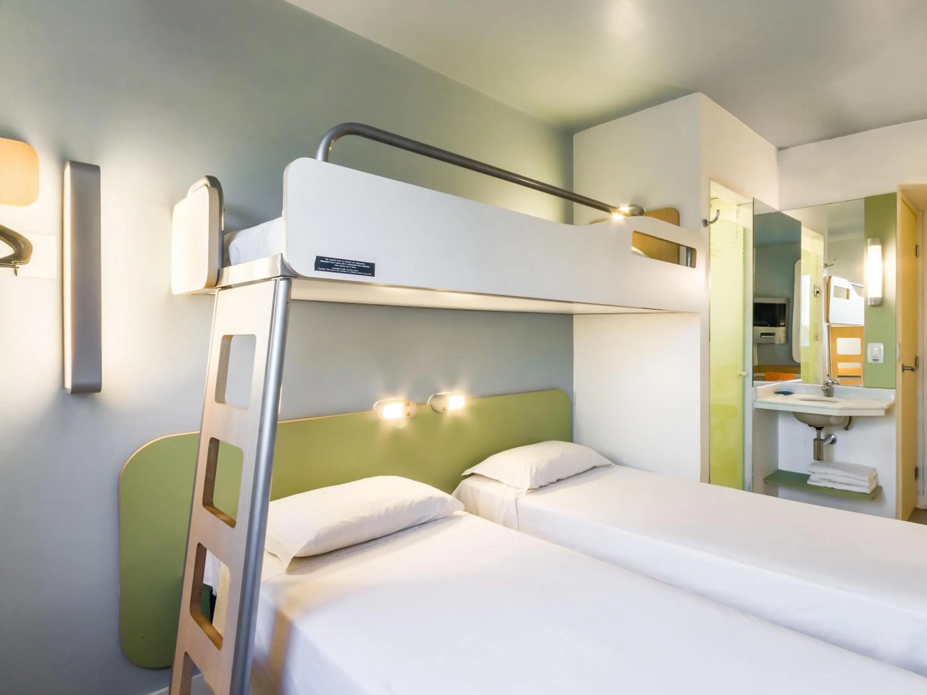 Bedroom, Bed in ibis budget Sertaozinho