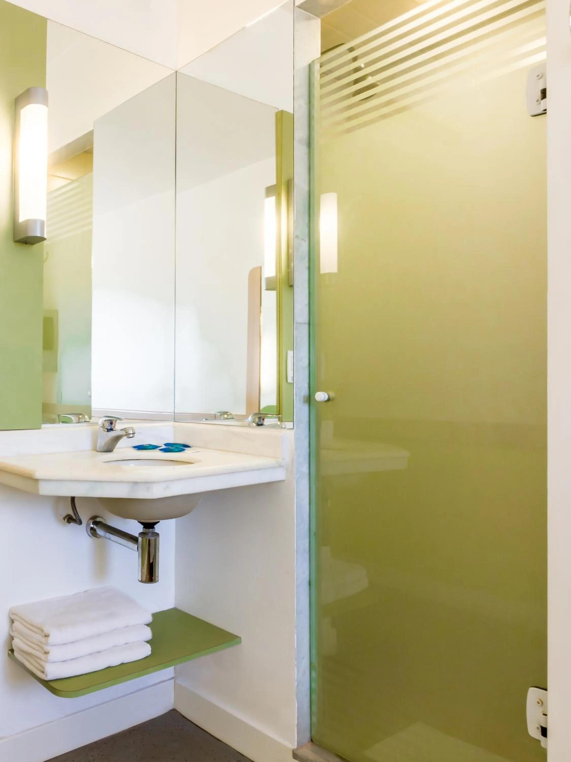 Bathroom in ibis budget Sertaozinho