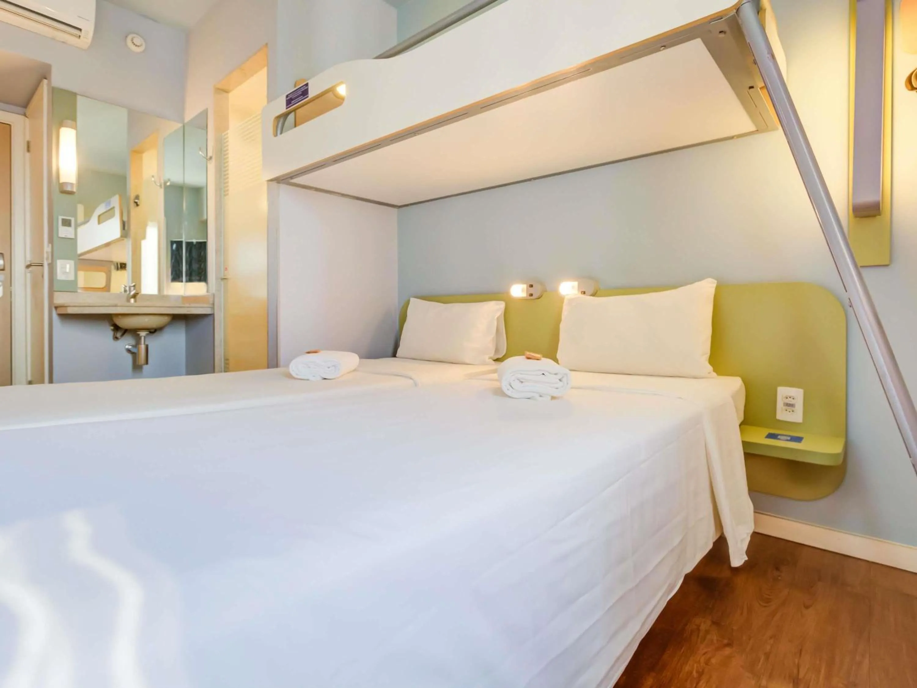 Bedroom, Bed in ibis budget Rio de Janeiro Nova America