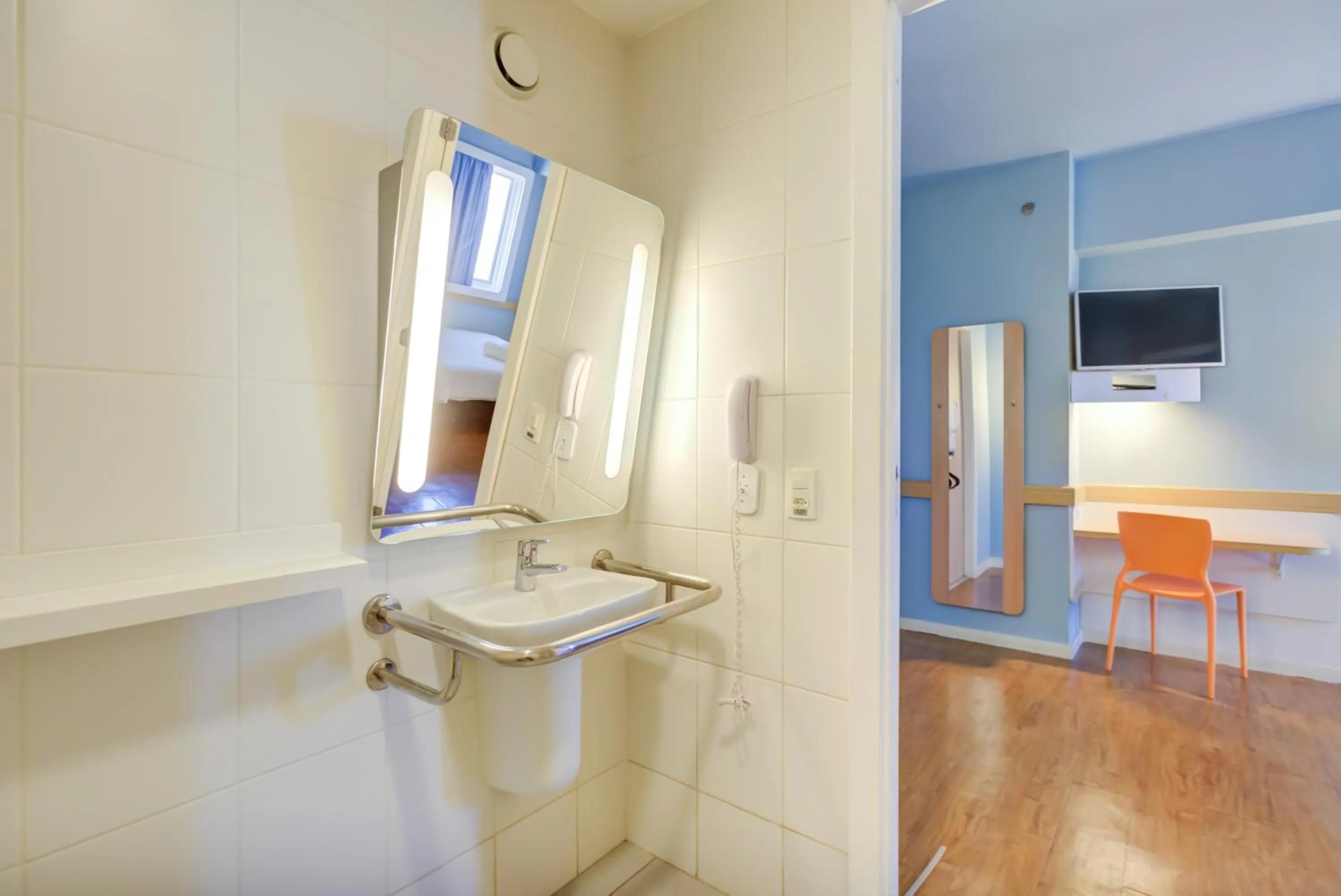 Bathroom in ibis budget Rio de Janeiro Nova America