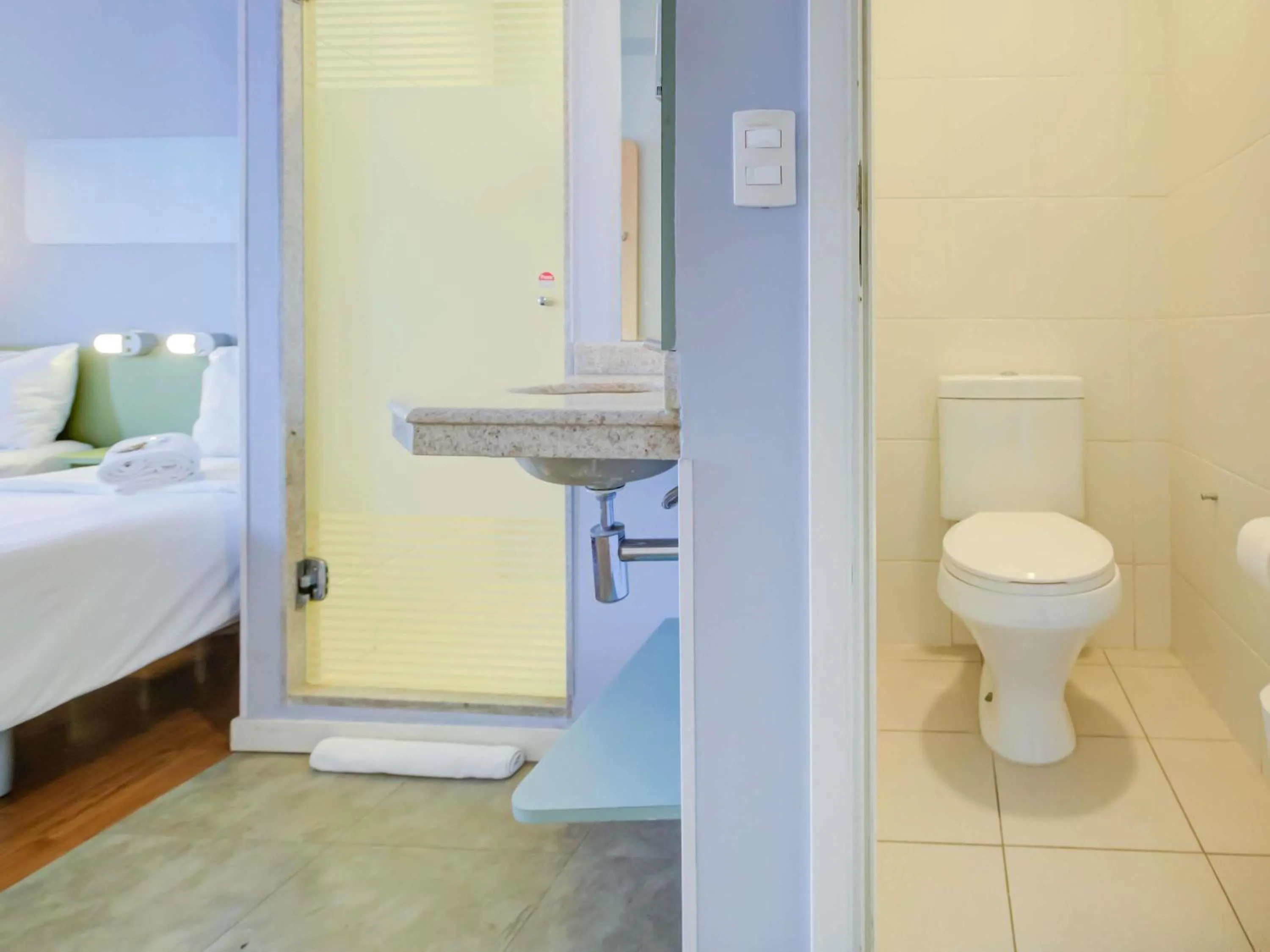 Bathroom, Bed in ibis budget Rio de Janeiro Nova America