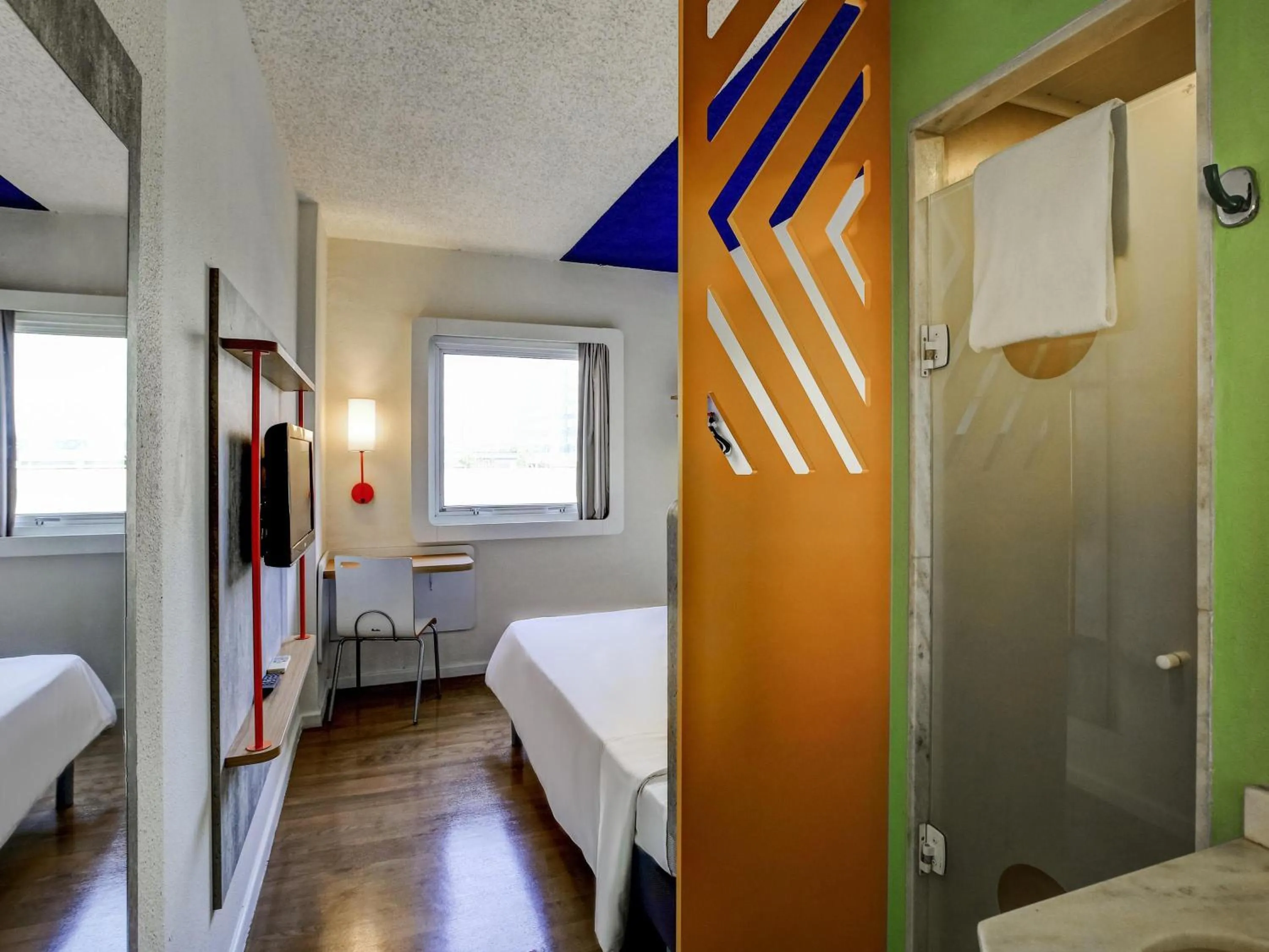 Bedroom, Bed in ibis budget Tambore