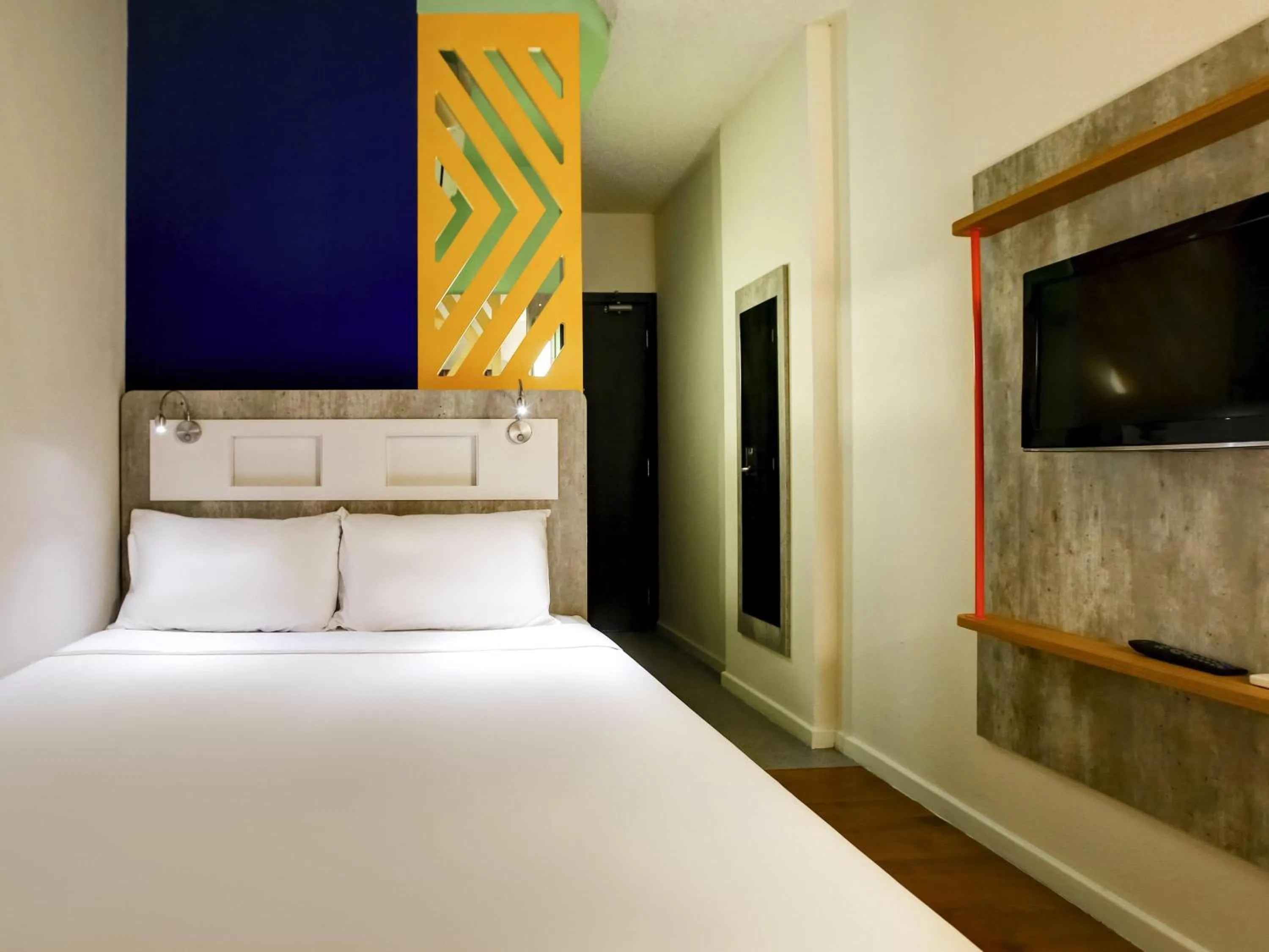 Bedroom, Bed in ibis budget Tambore