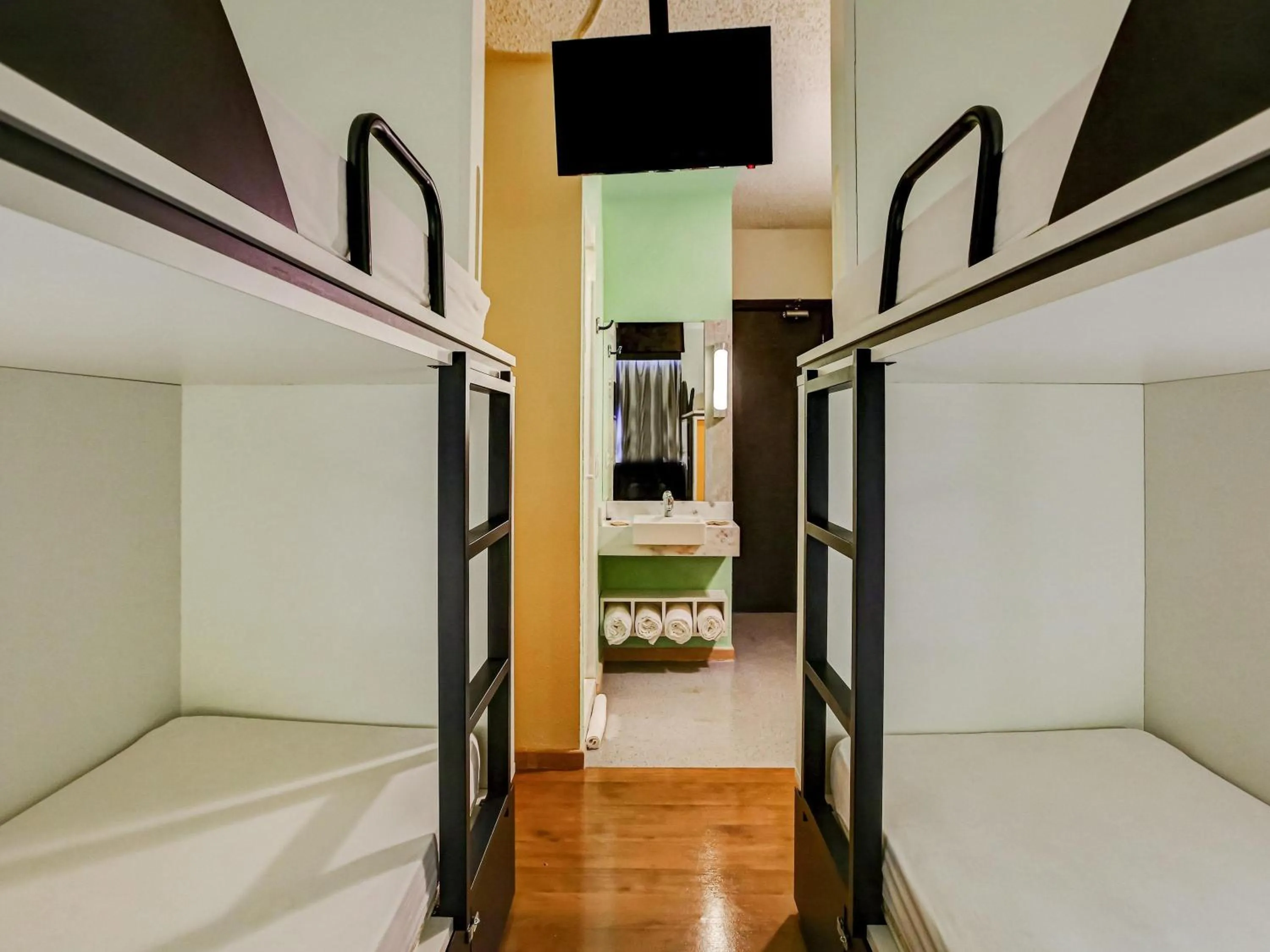 Bedroom, Bed in ibis budget Tambore