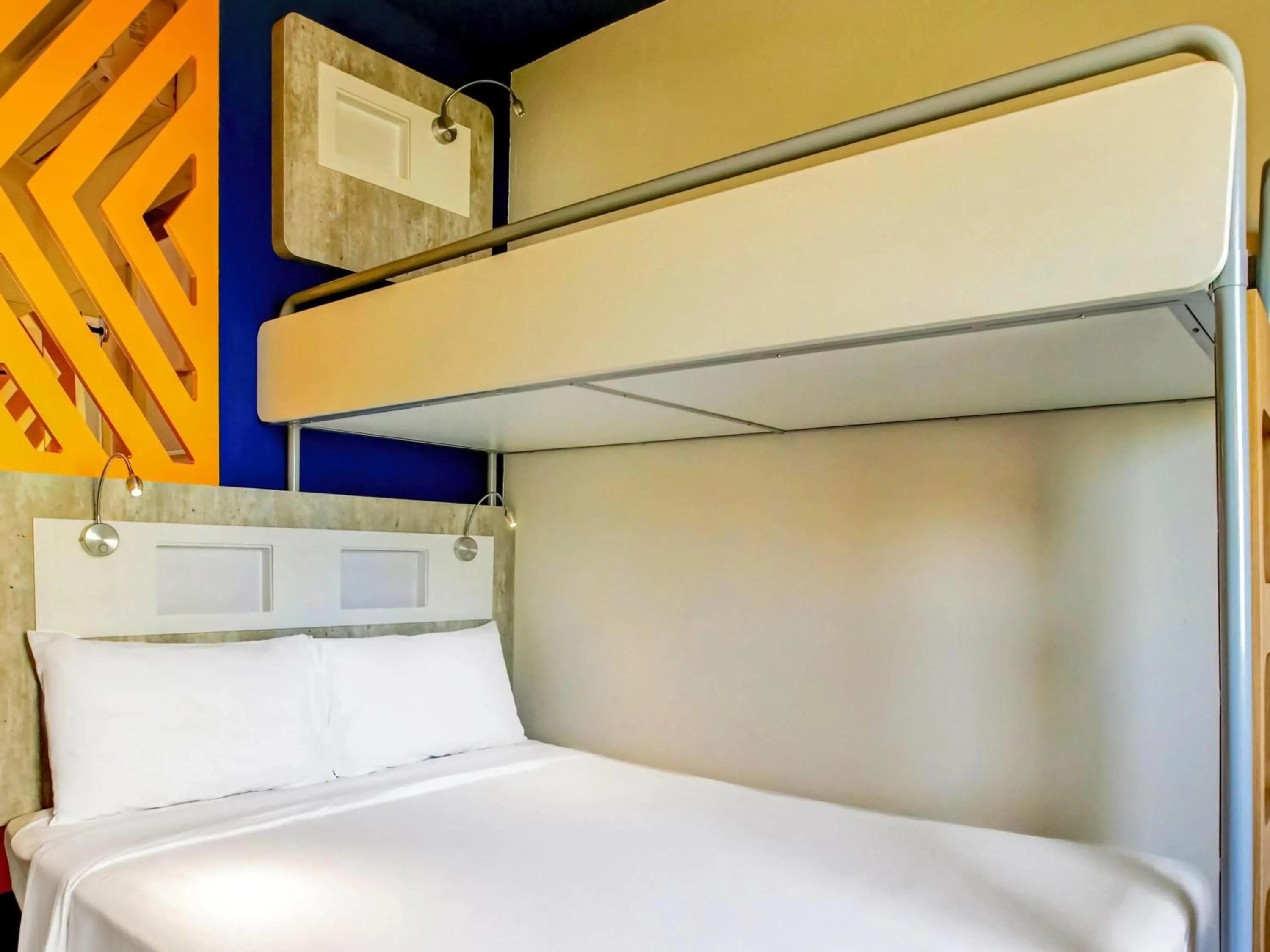 Bedroom, Bed in ibis budget Tambore