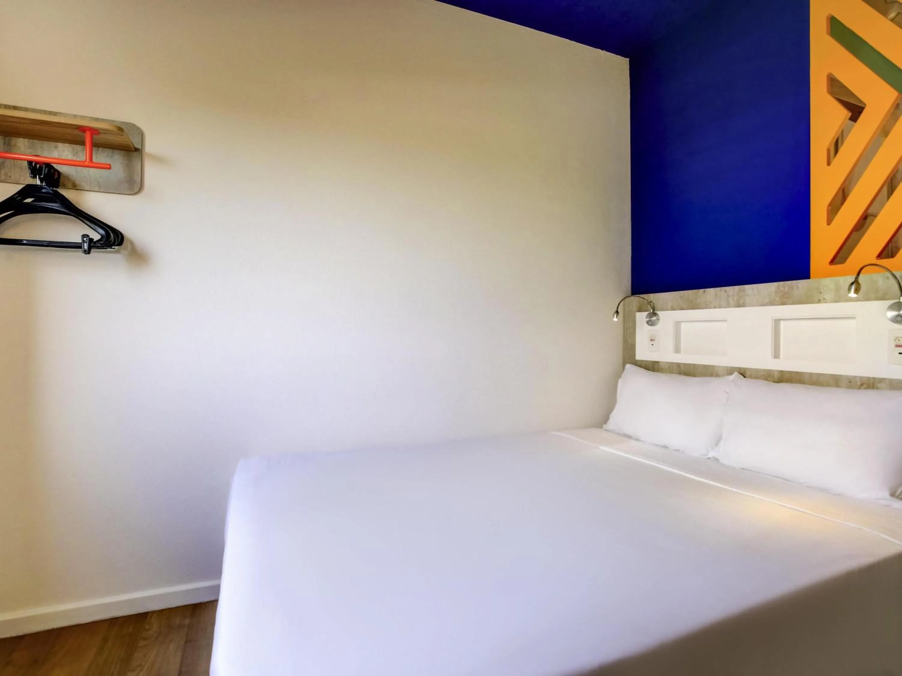 Property building, Bed in ibis budget Tambore