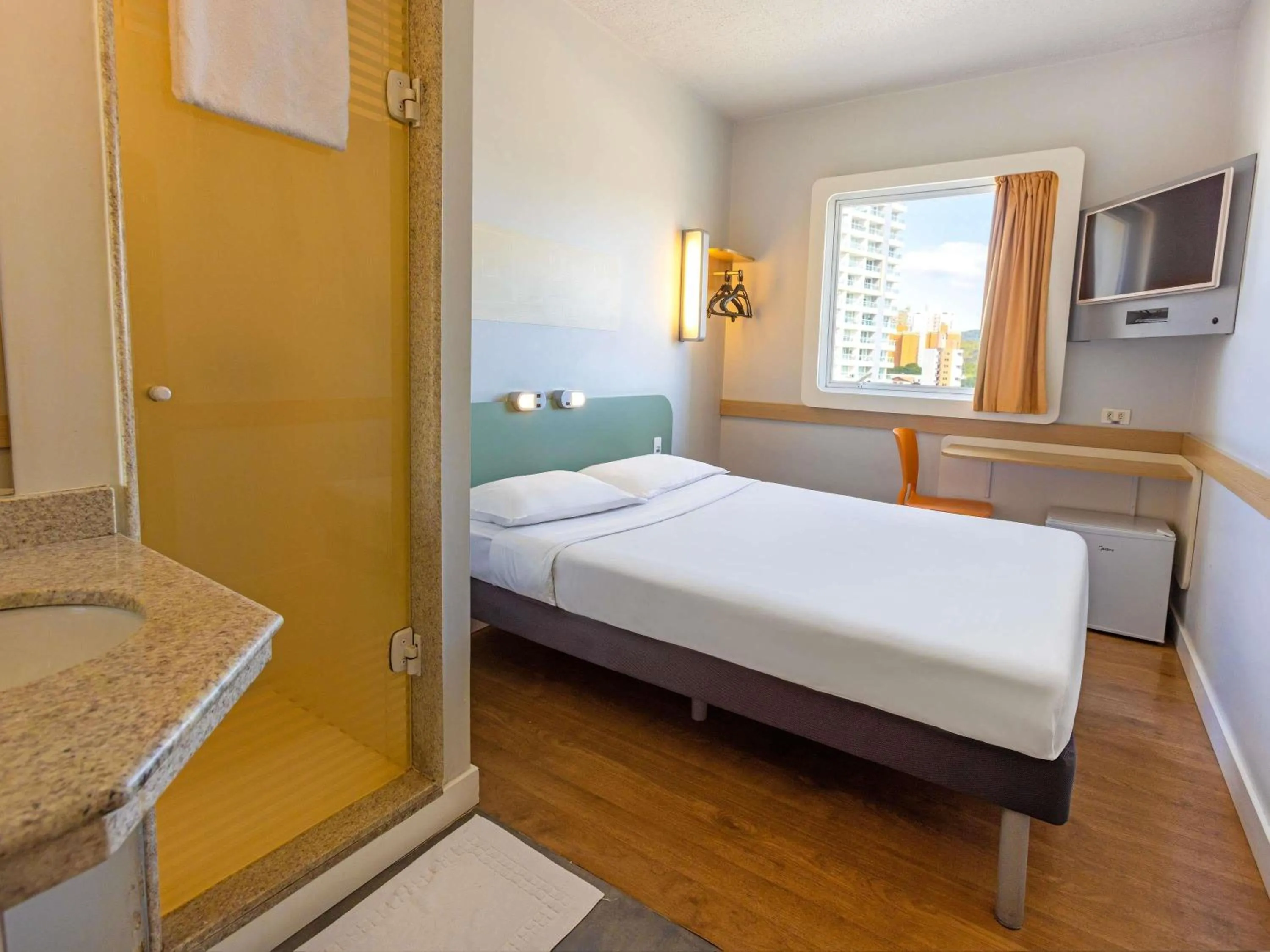 Bedroom, Bed in ibis budget Jundiai Shopping