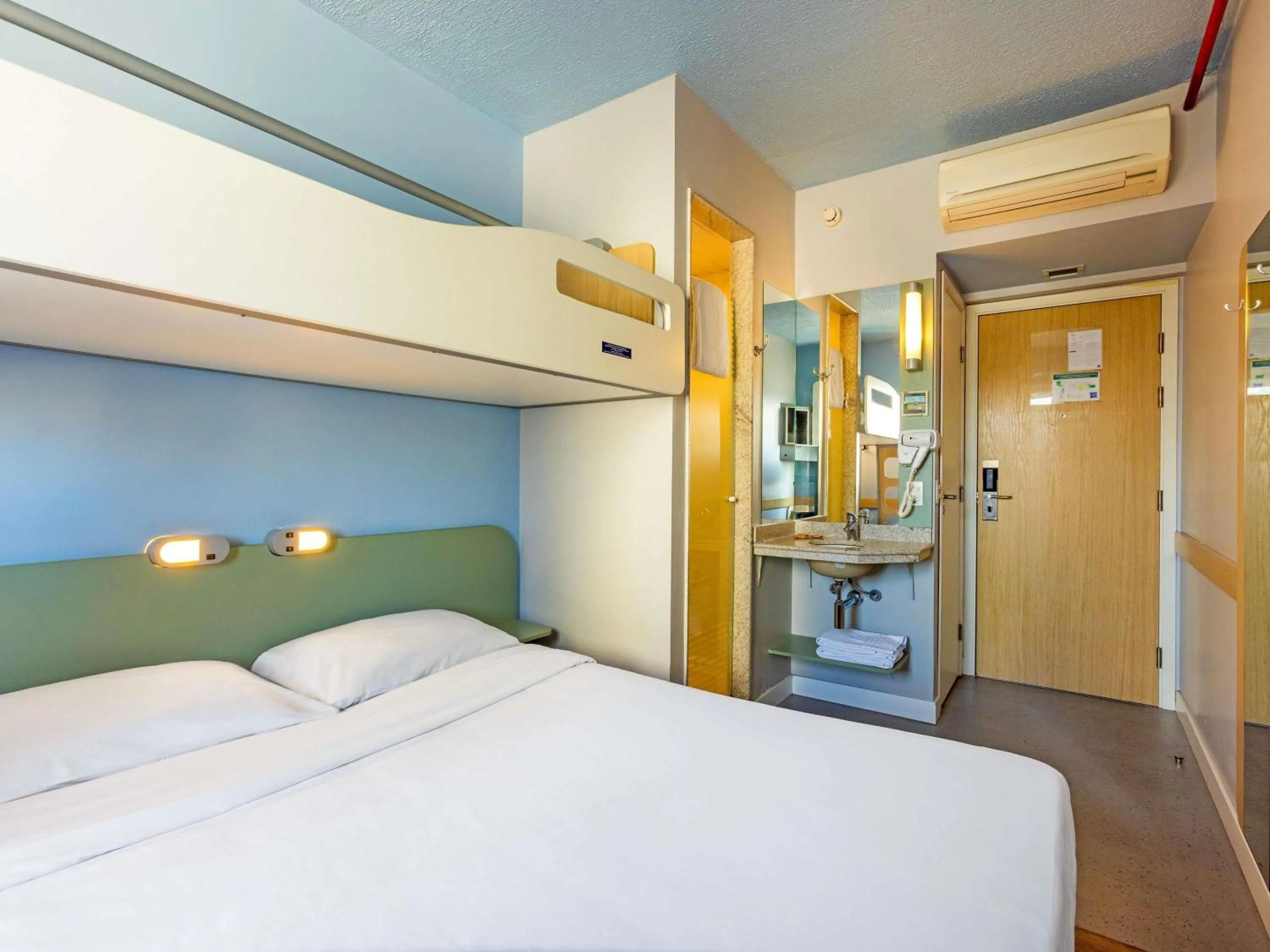 Bedroom, Bed in ibis budget Jundiai Shopping