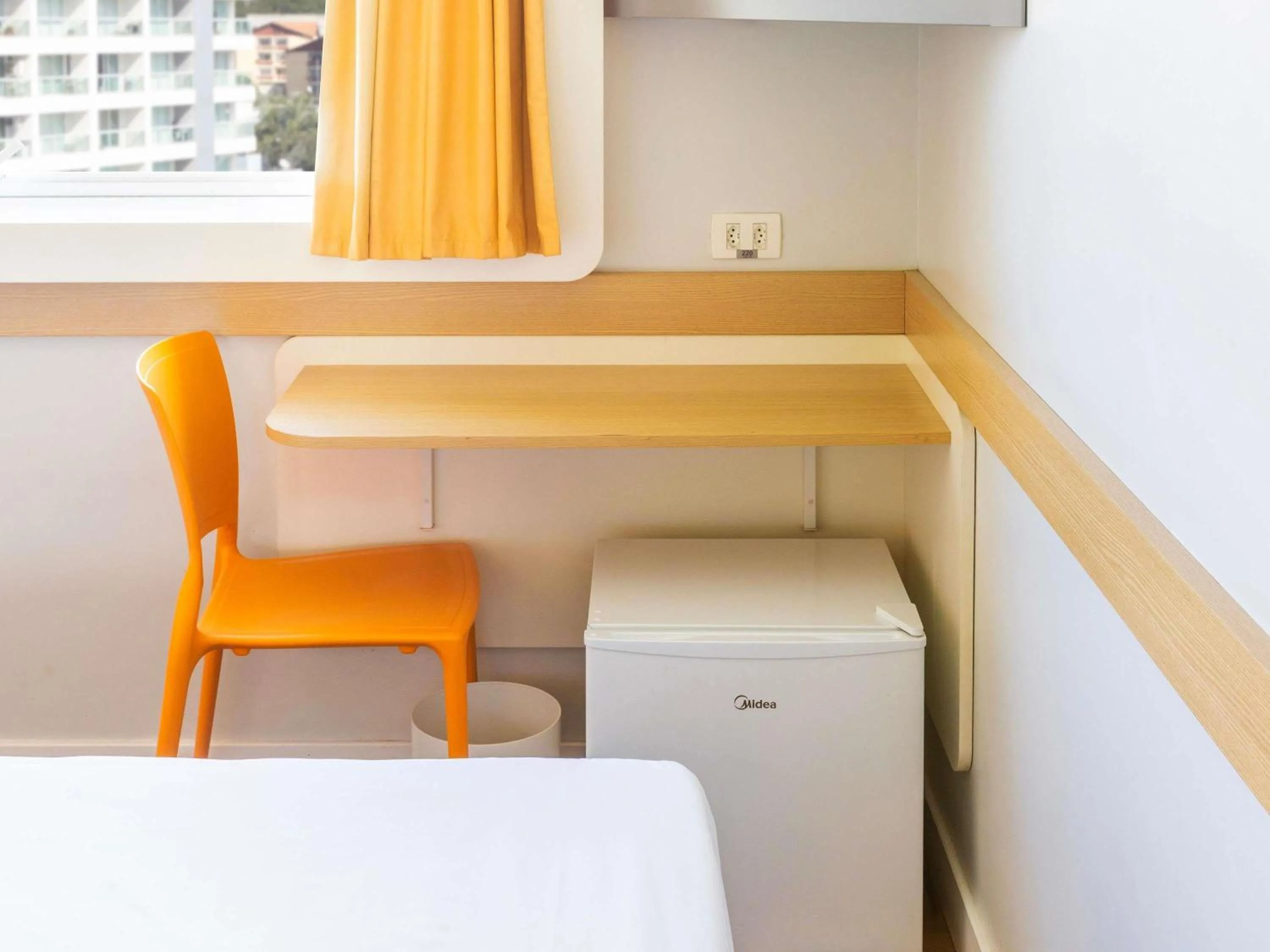 Bedroom, Bed in ibis budget Jundiai Shopping