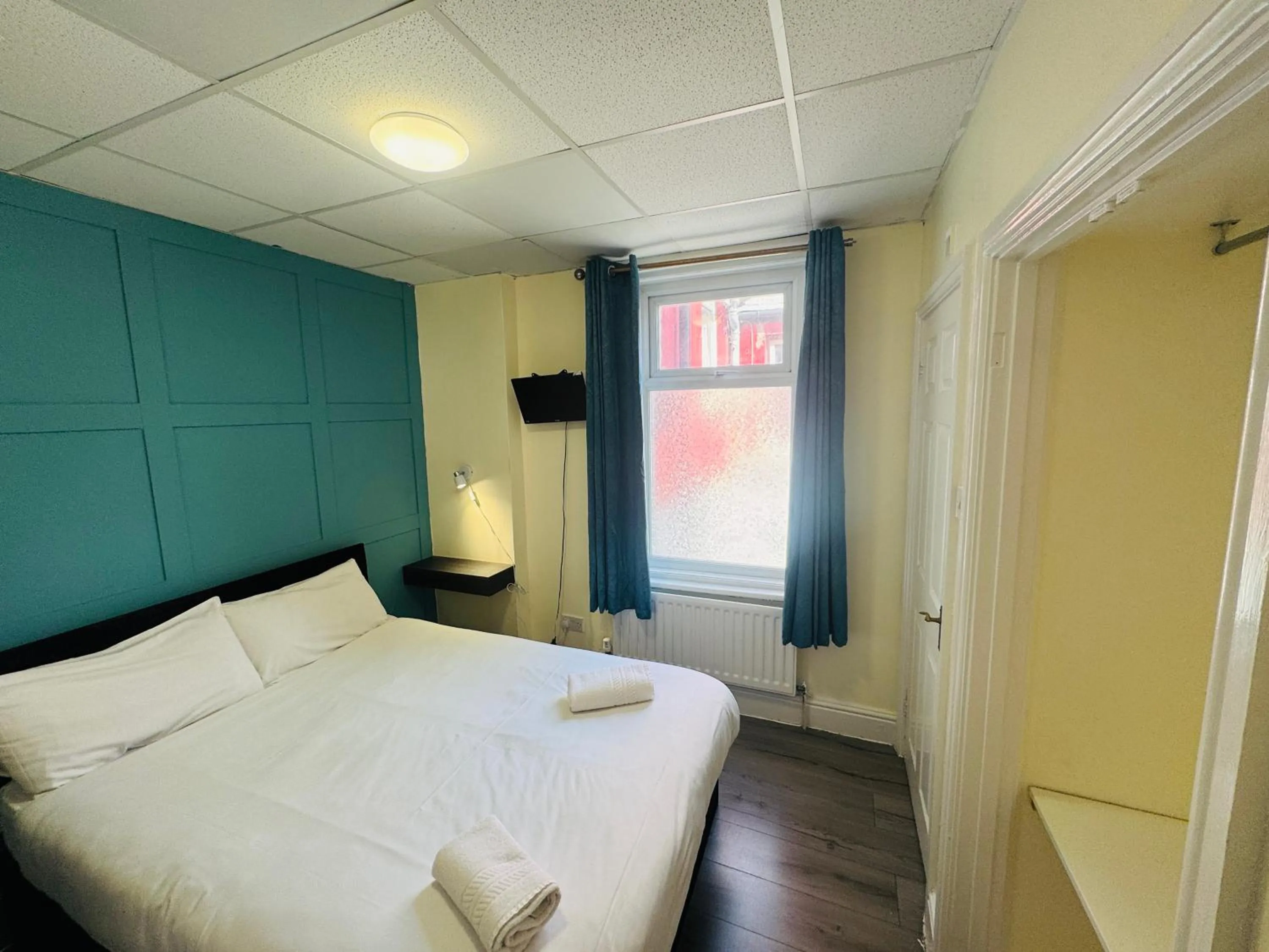 Photo of the whole room, Bed in Calypso hotel Blackpool