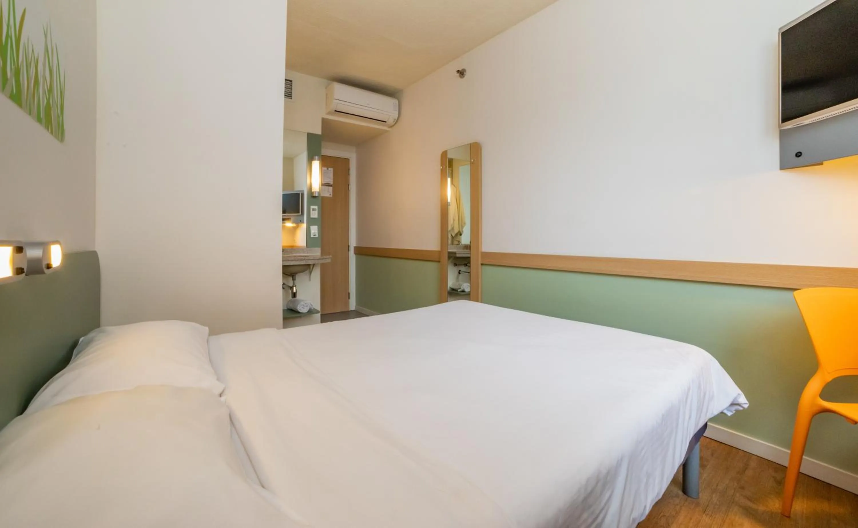 Bedroom, Bed in ibis budget SP Frei Caneca