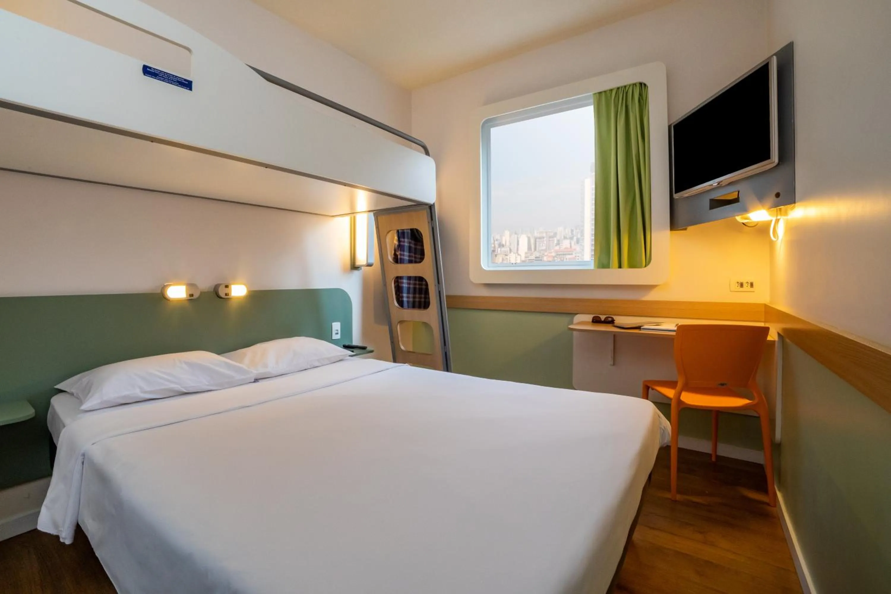 Bedroom, Bed in ibis budget SP Frei Caneca