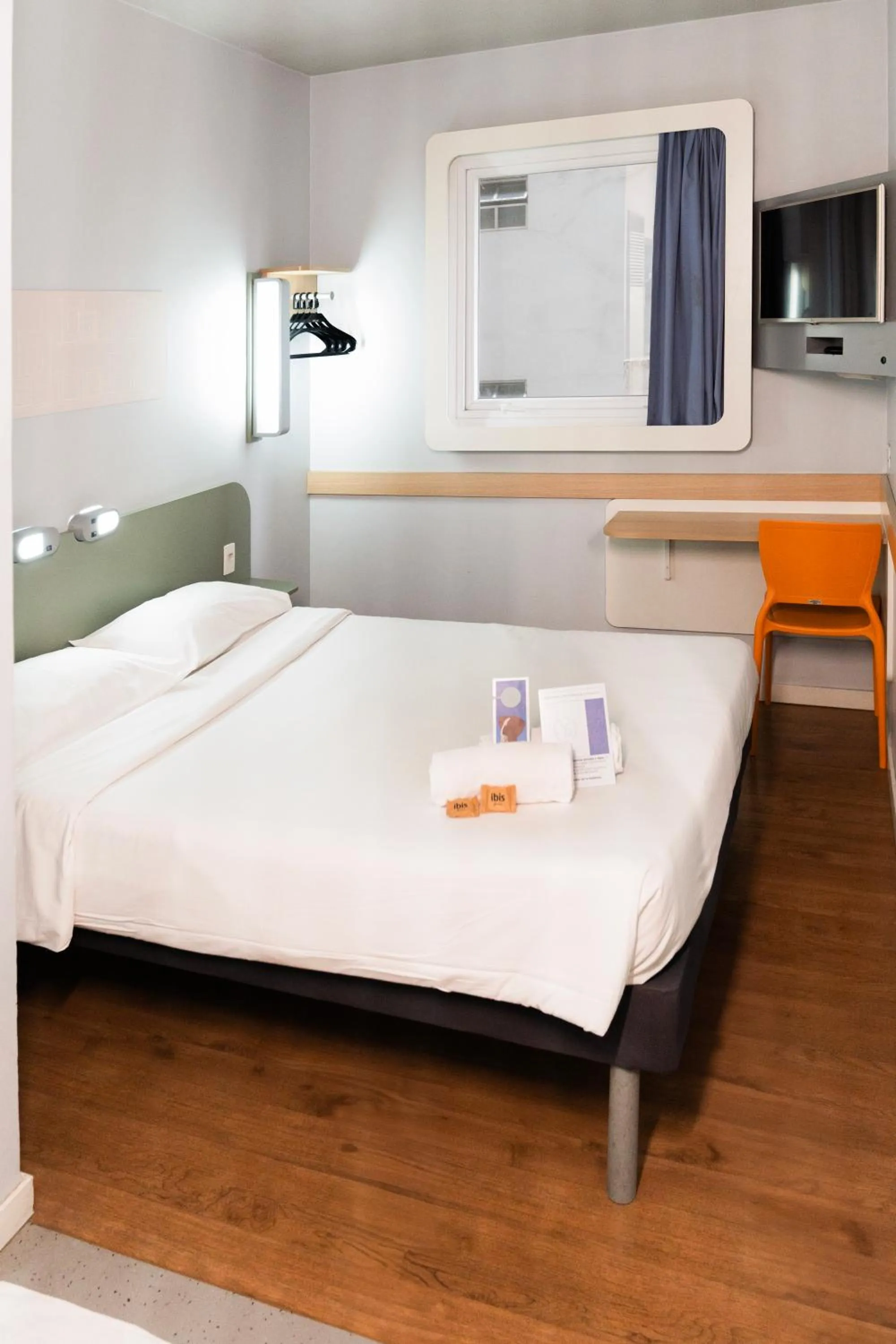 Bedroom, Bed in ibis budget SP Frei Caneca