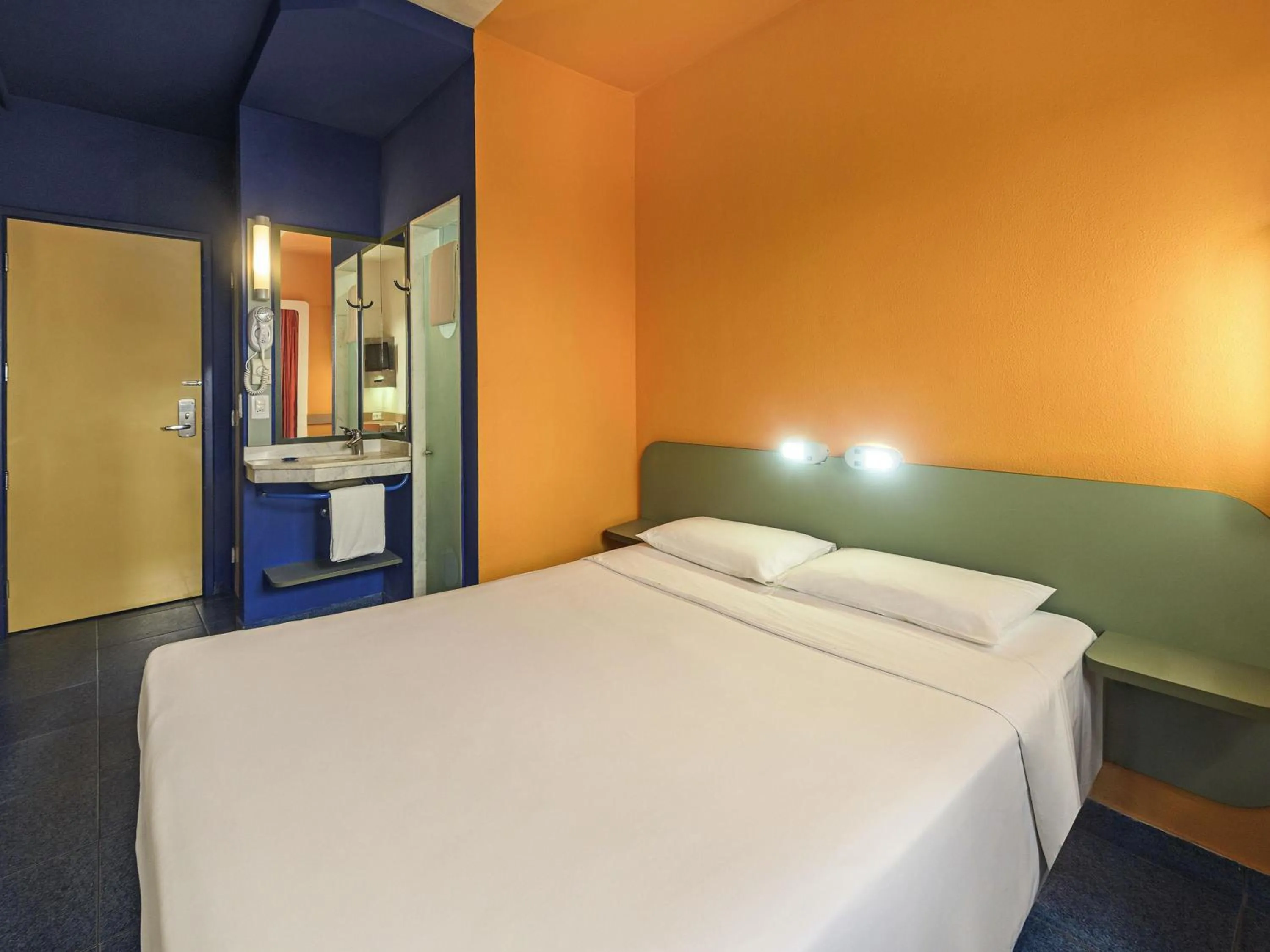 Bedroom, Bed in ibis budget Belem