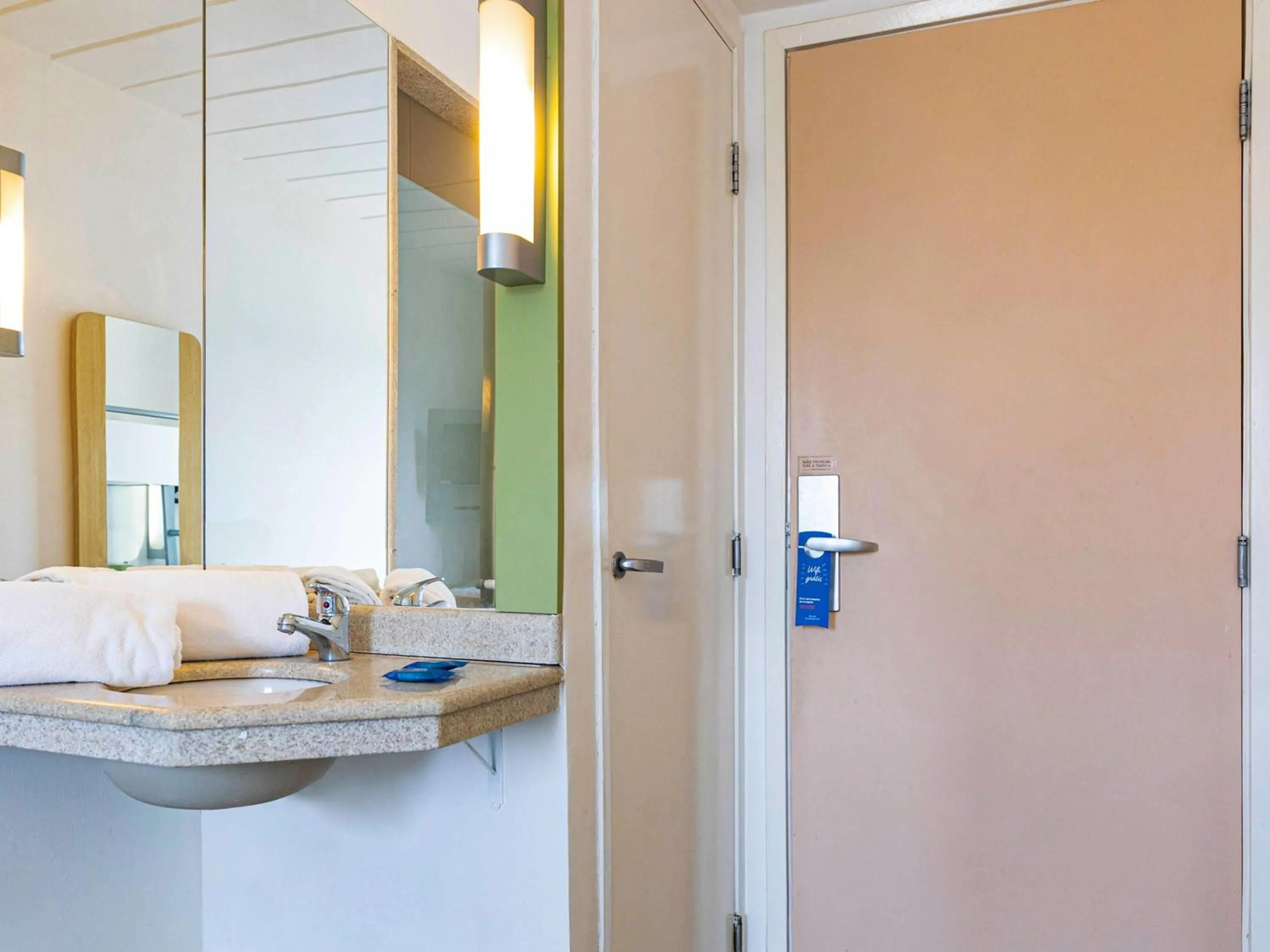 Bedroom in ibis budget Piracicaba