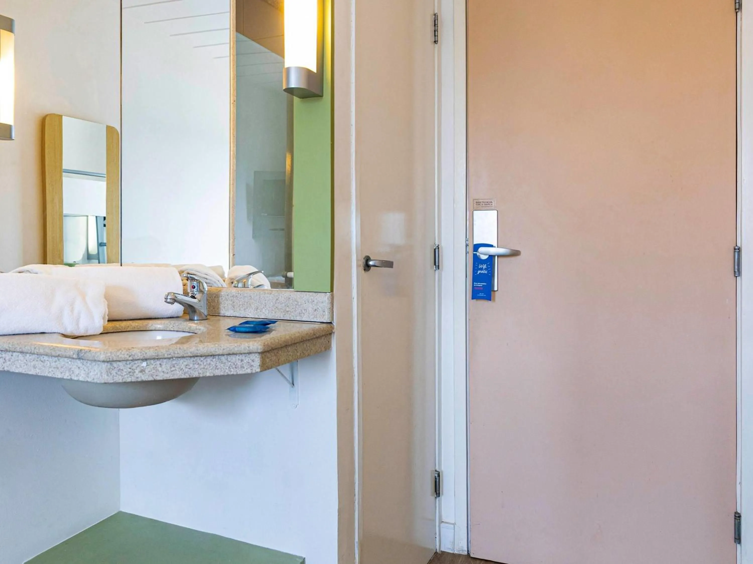 Bedroom in ibis budget Piracicaba