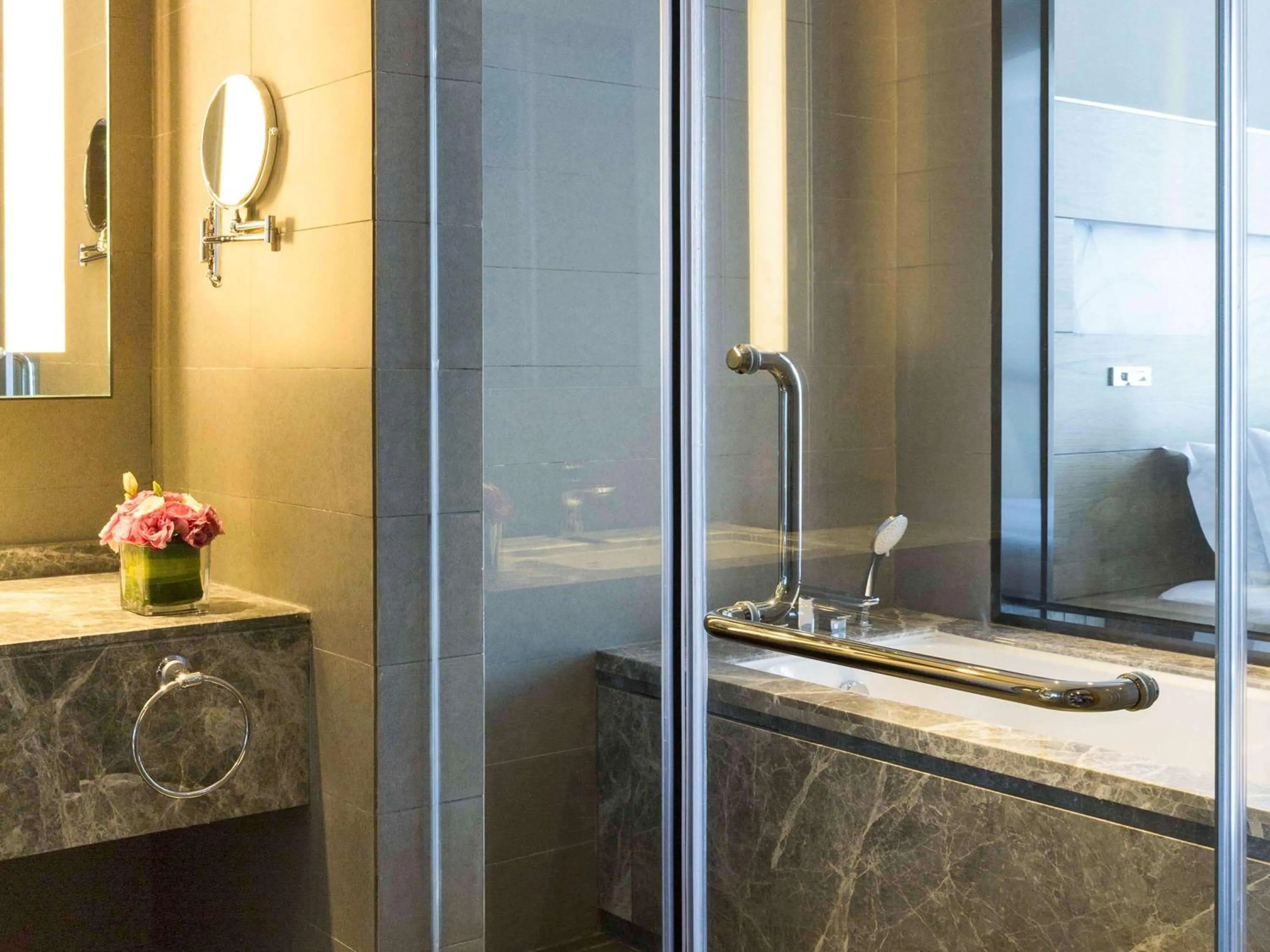 Photo of the whole room, Bathroom in Novotel Rizhao Suning