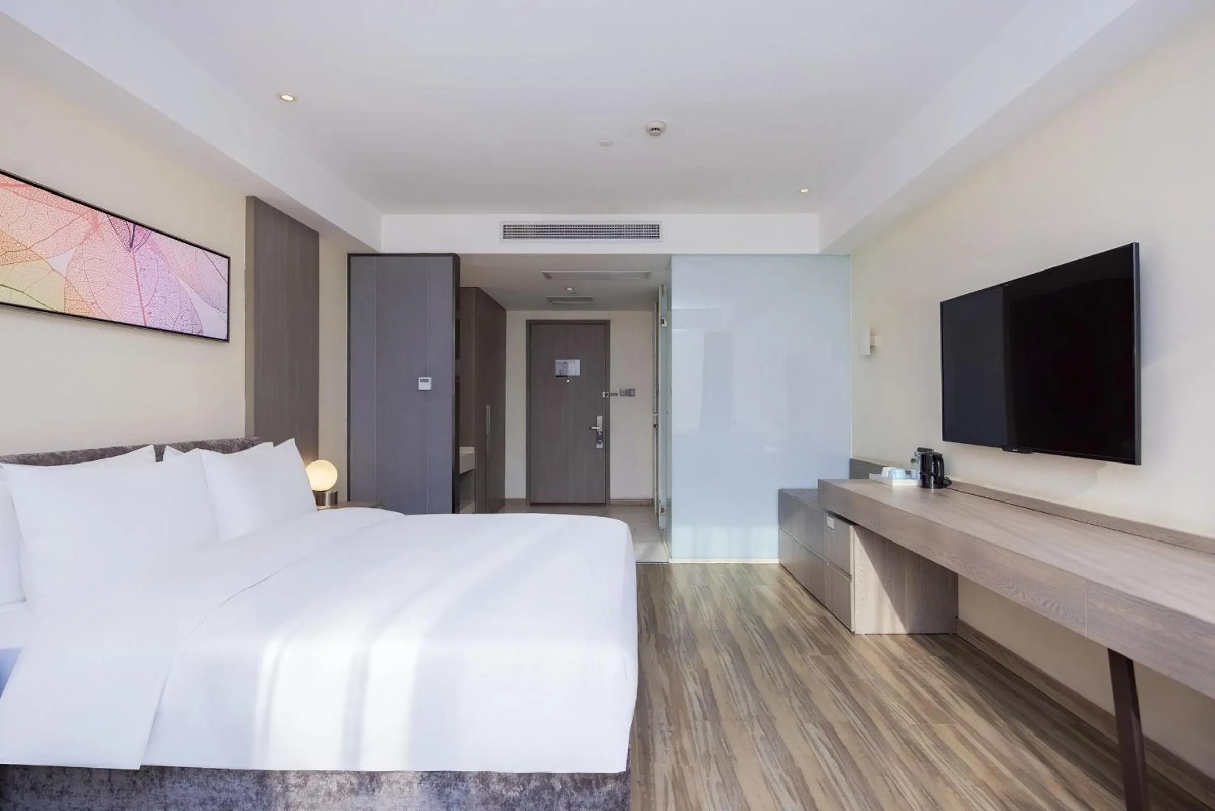 Photo of the whole room, Bed in Mercure Shanghai Hongqiao South