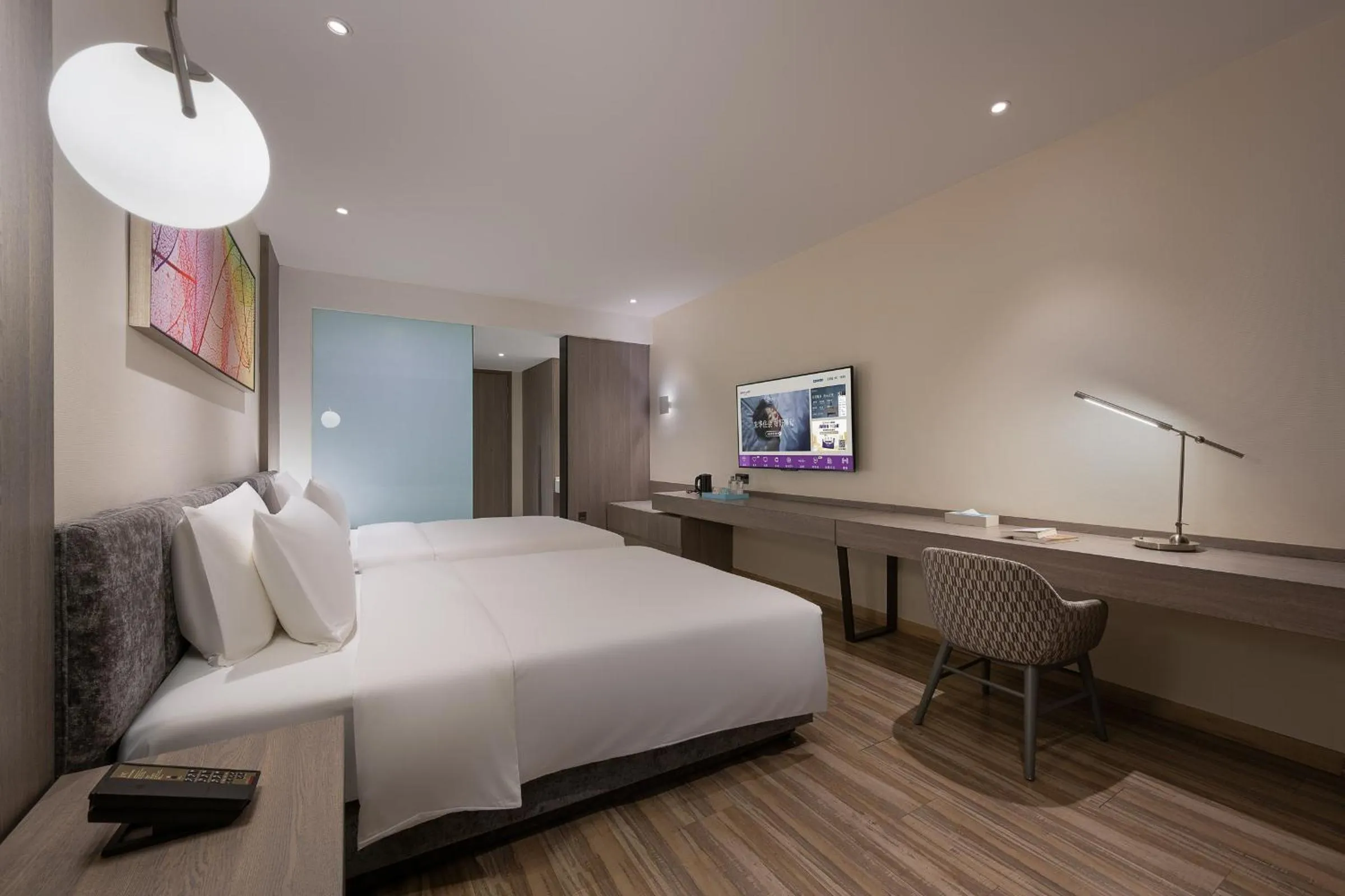 Photo of the whole room, Bed in Mercure Shanghai Hongqiao South