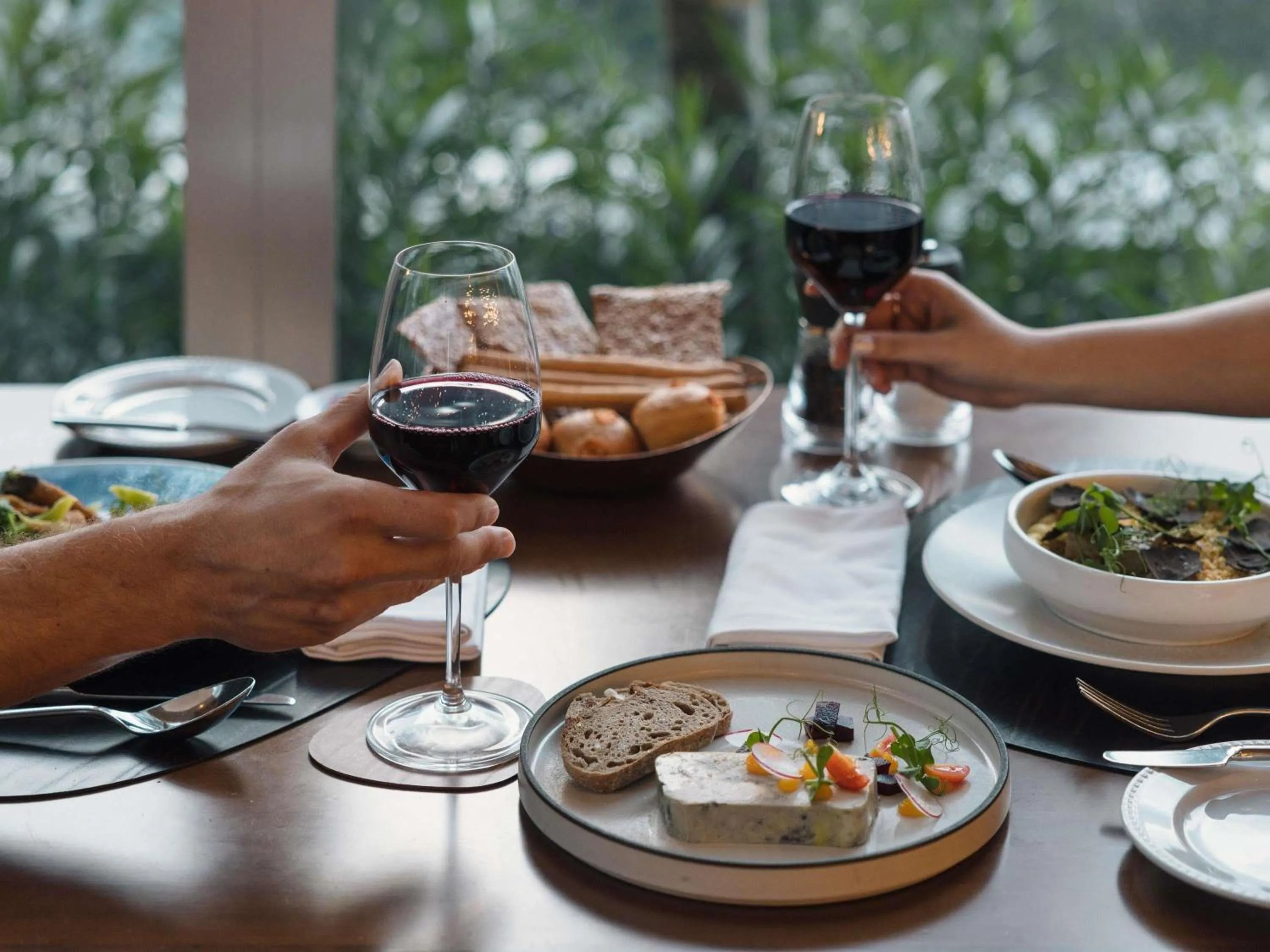 Restaurant/places to eat in Sofitel Singapore City Centre