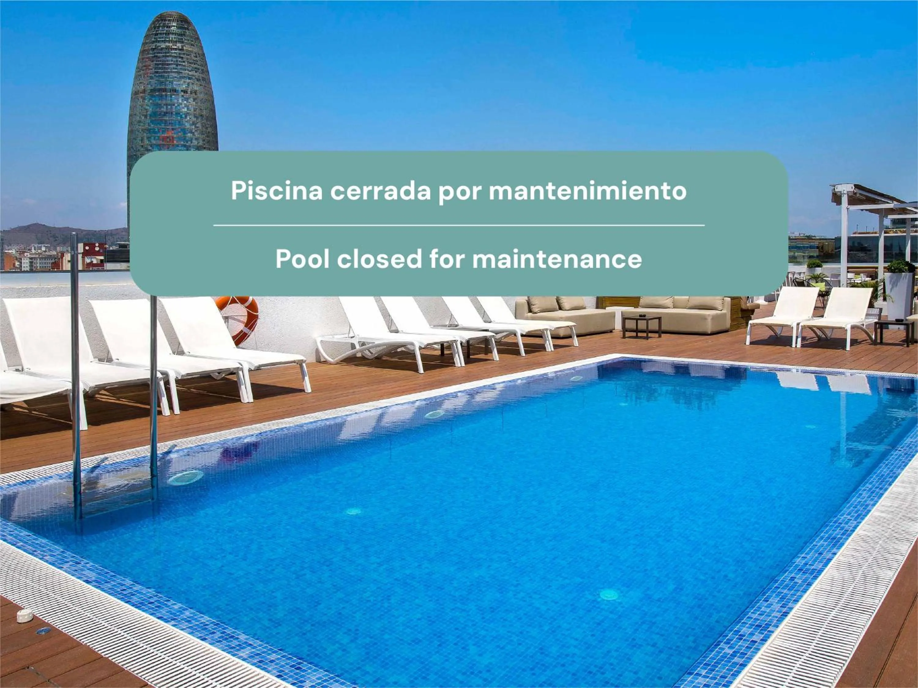 Swimming pool in Golden Hotel Barcelona