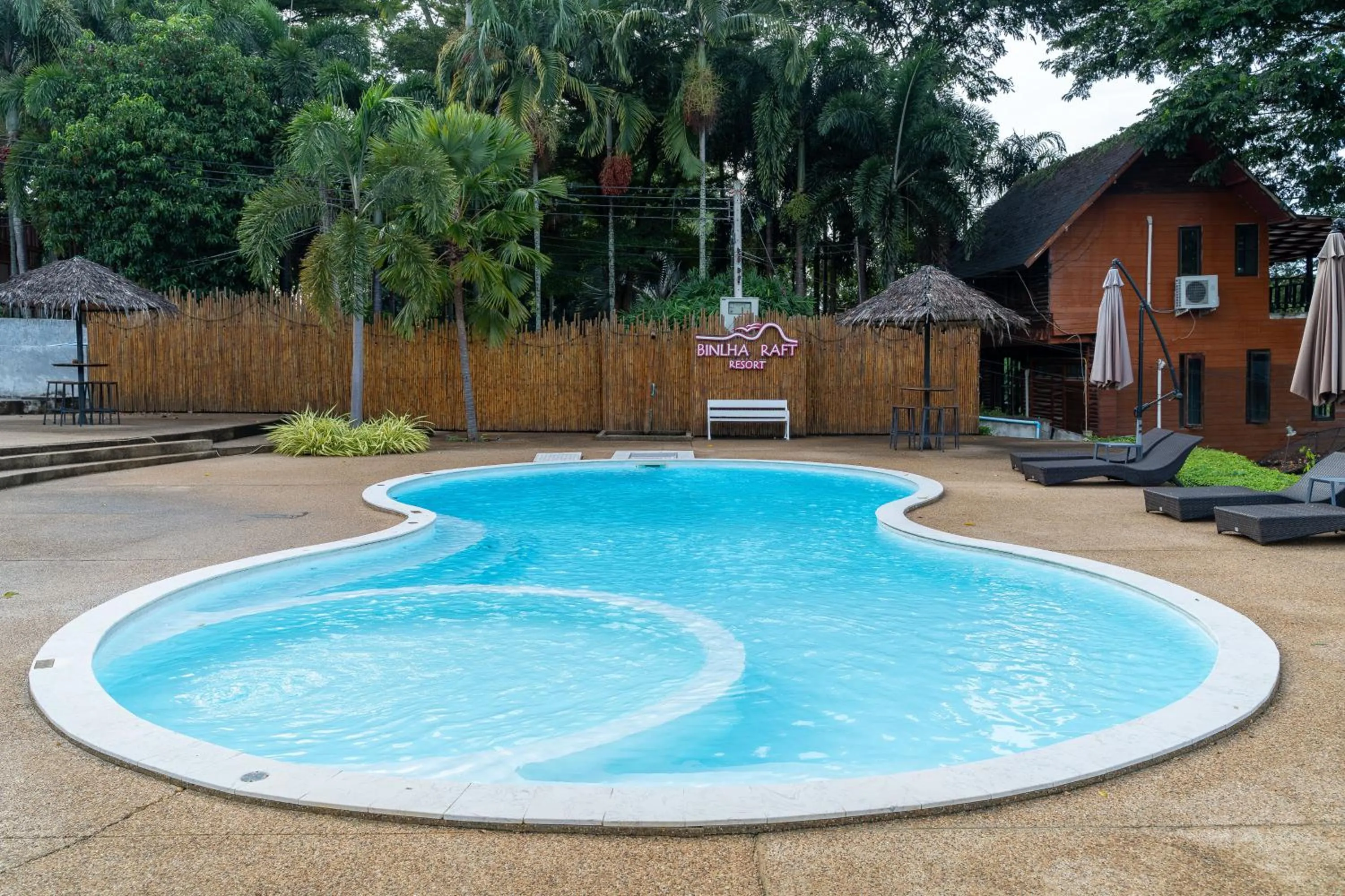 Swimming pool in Binlha Raft Resort