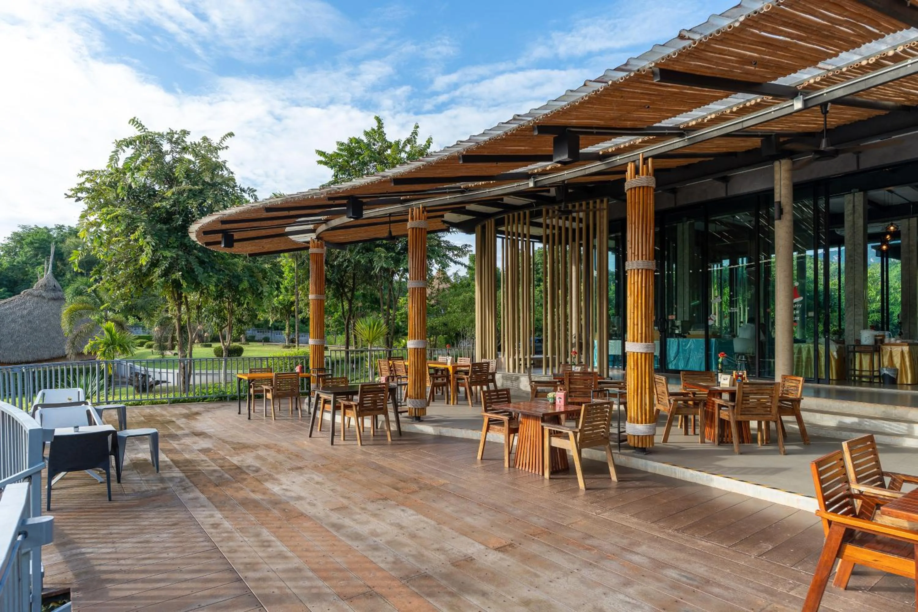 Restaurant/places to eat in Binlha Raft Resort