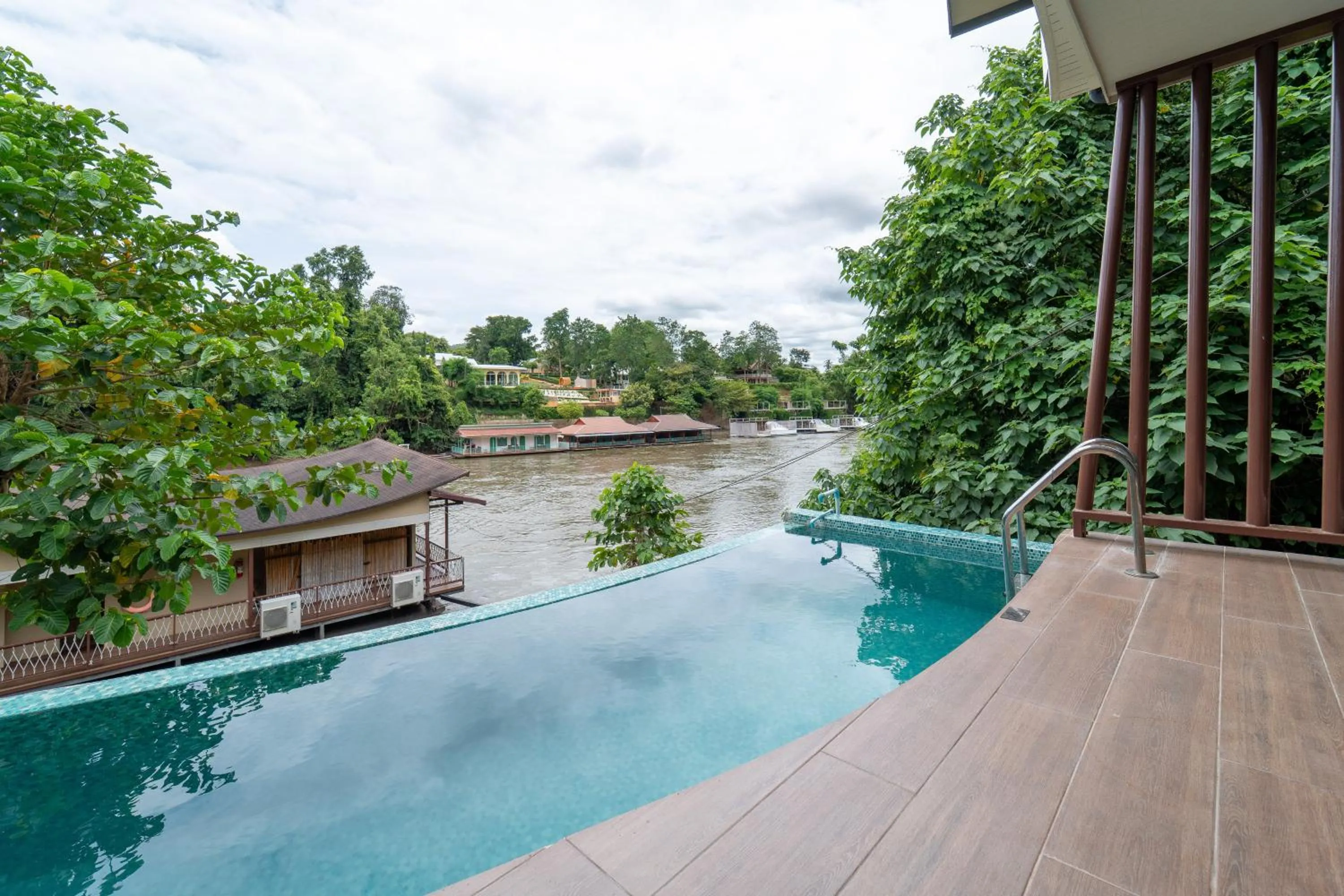 Pool view in Binlha Raft Resort