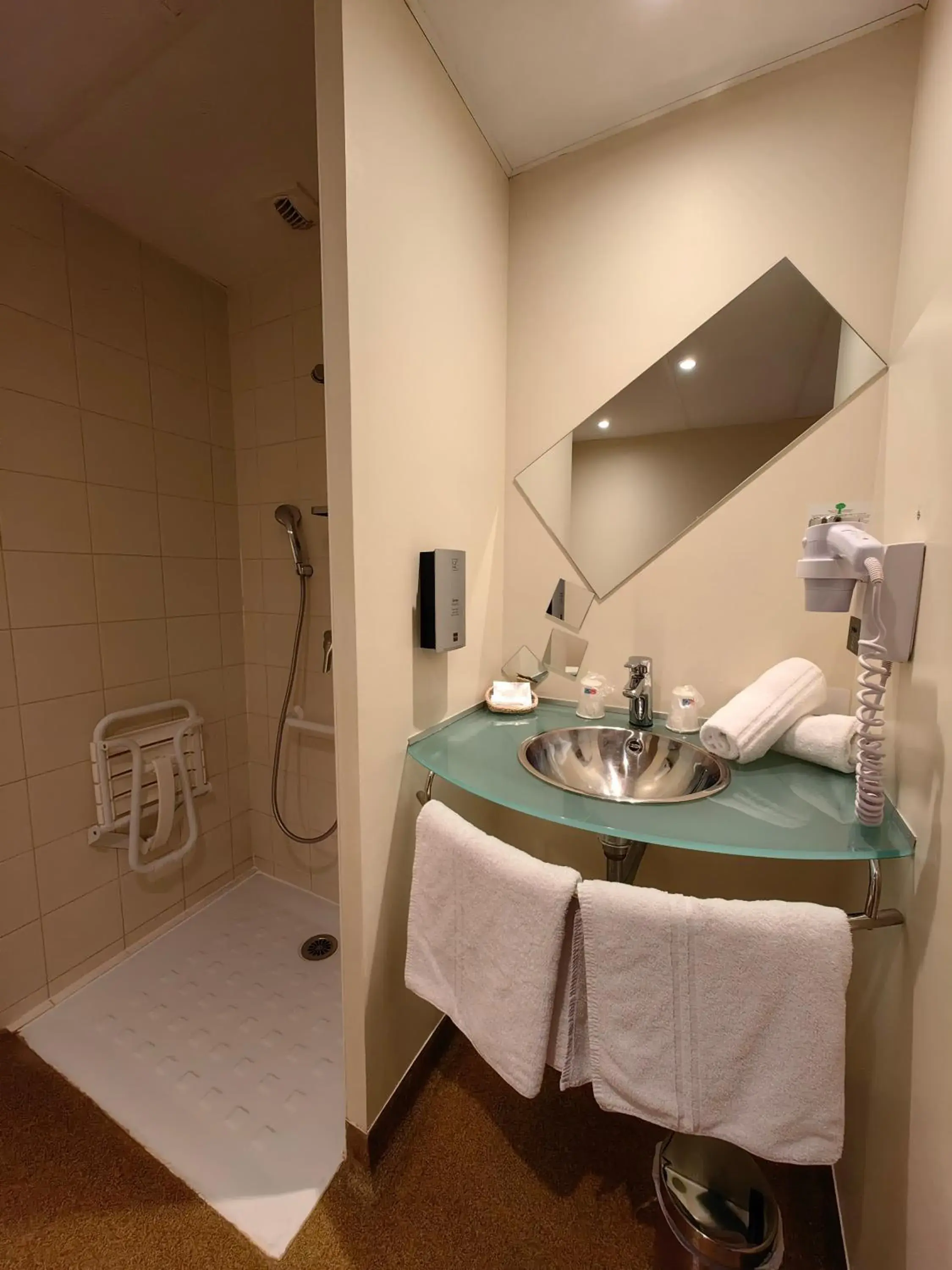 Comfort Twin Room in L'HÔTEL de CHARTRES Comfort Twin Room in L'HÔTEL de CHARTRES