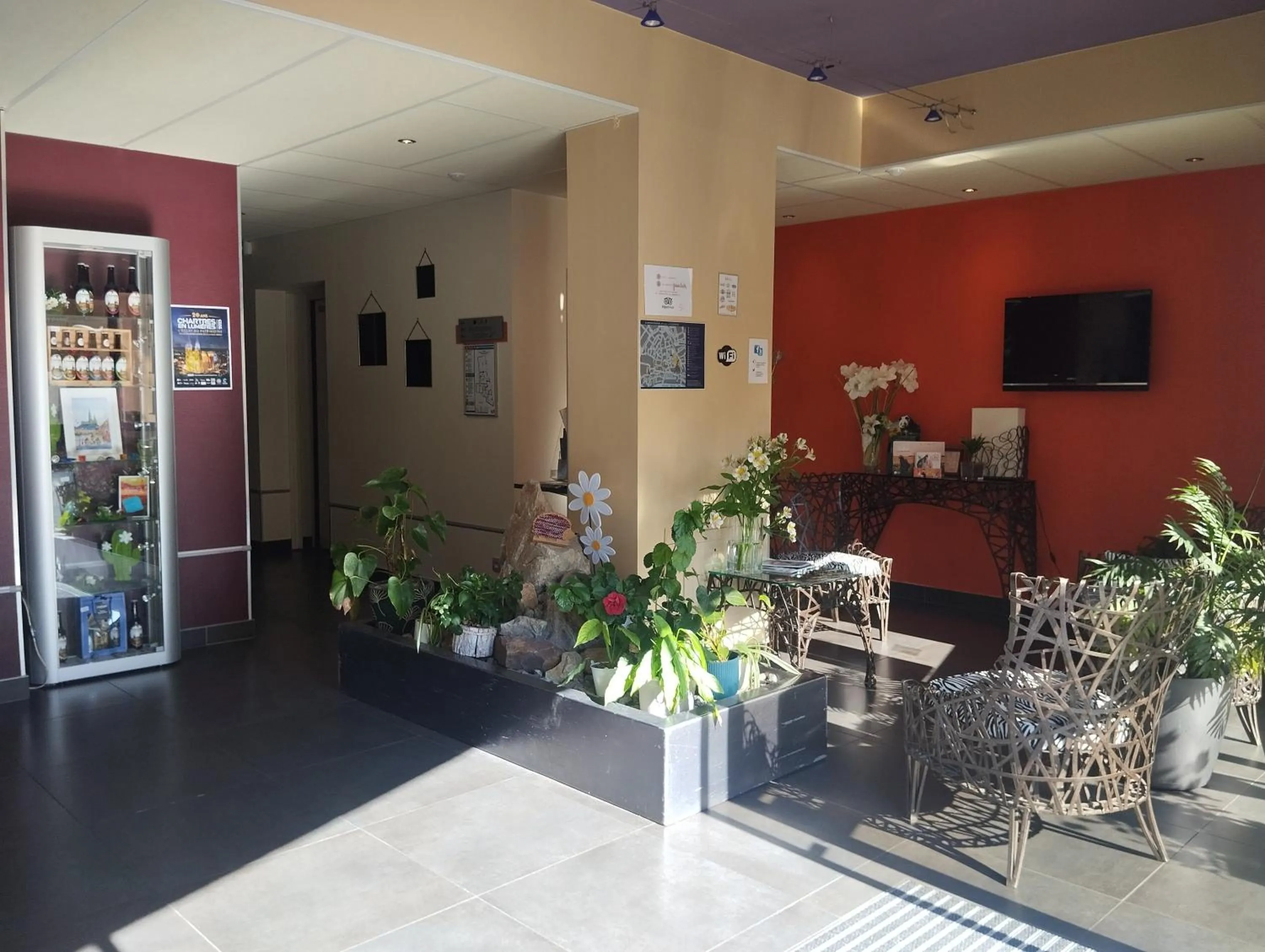 Lobby or reception in L'HÔTEL de CHARTRES