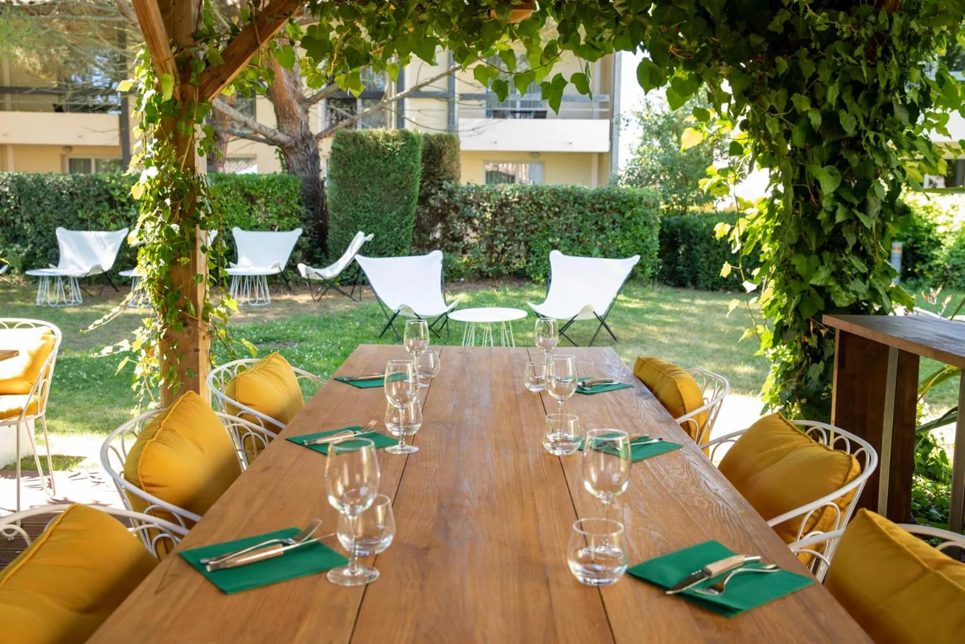 Patio in Hôtel Résidence Les Pins Galants