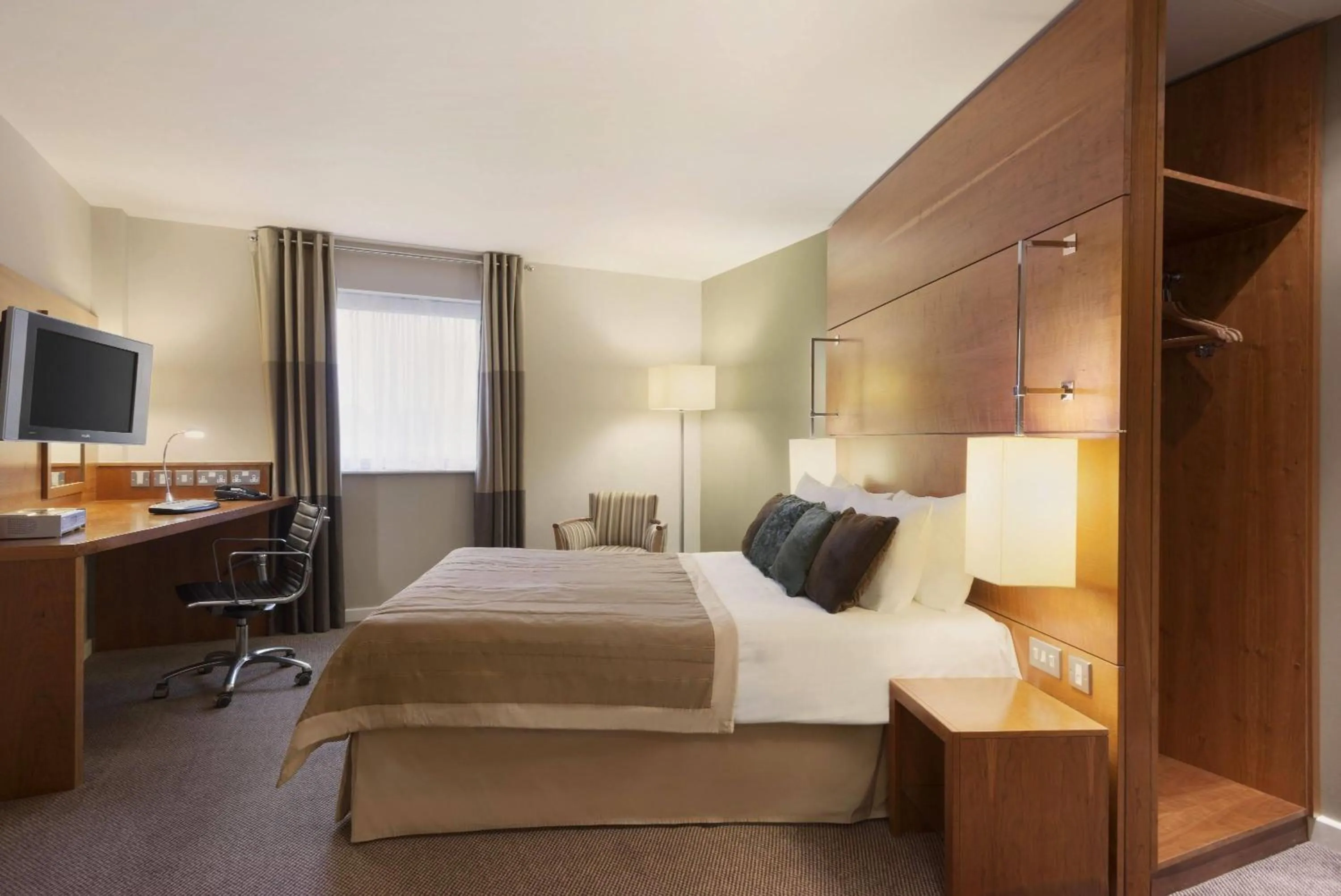 Photo of the whole room, Bed in Ramada Plaza Wrexham