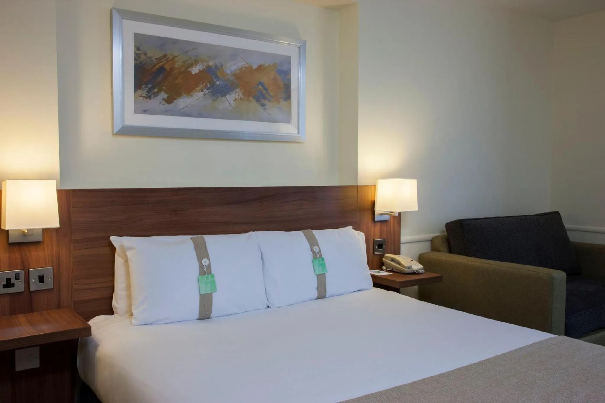 Photo of the whole room, Bed in Holiday Inn Leeds-Wakefield M1 Jct40 by IHG