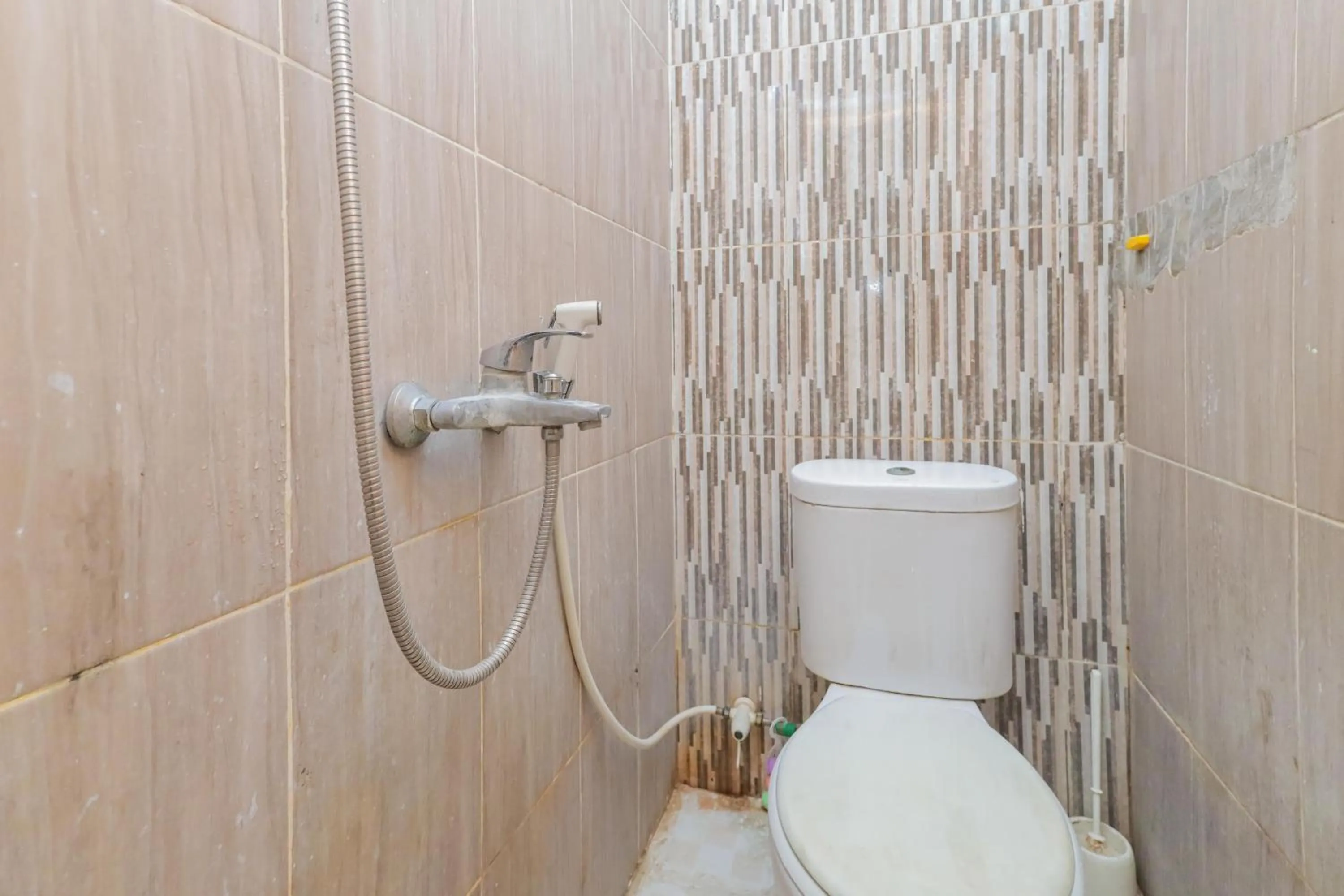 Bathroom in RedDoorz Syariah near Stasiun Karet