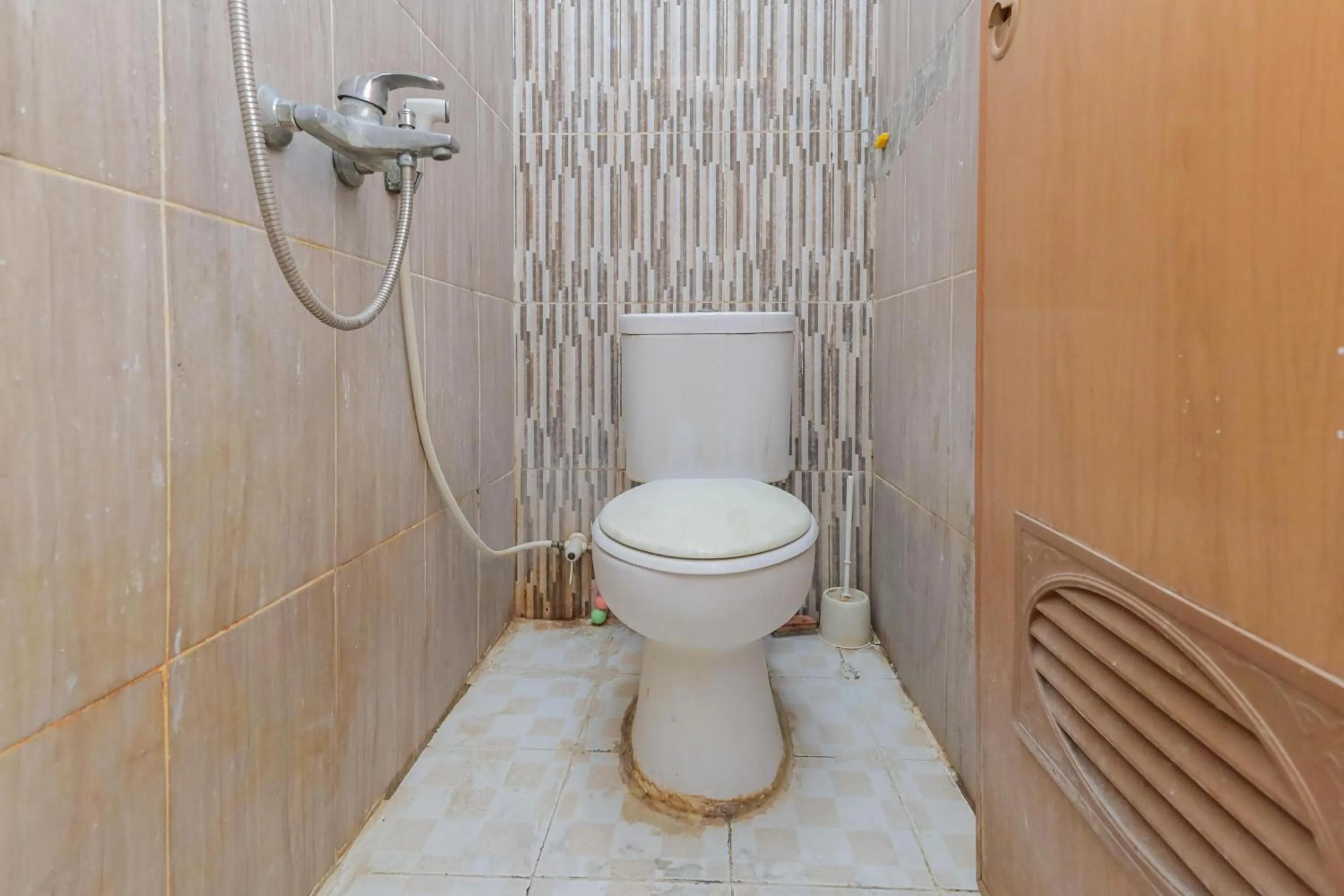 Bathroom in RedDoorz Syariah near Stasiun Karet