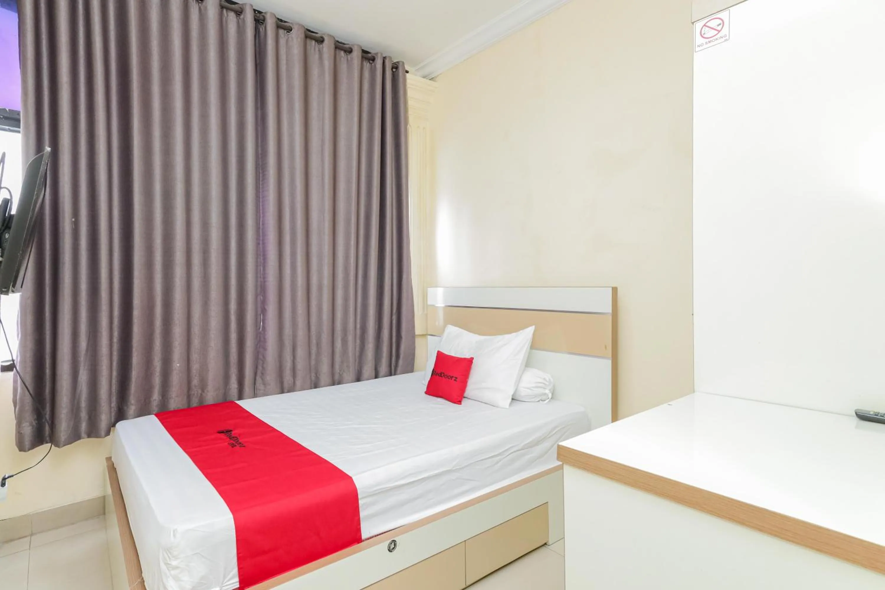 Bedroom, Bed in RedDoorz Syariah near Stasiun Karet