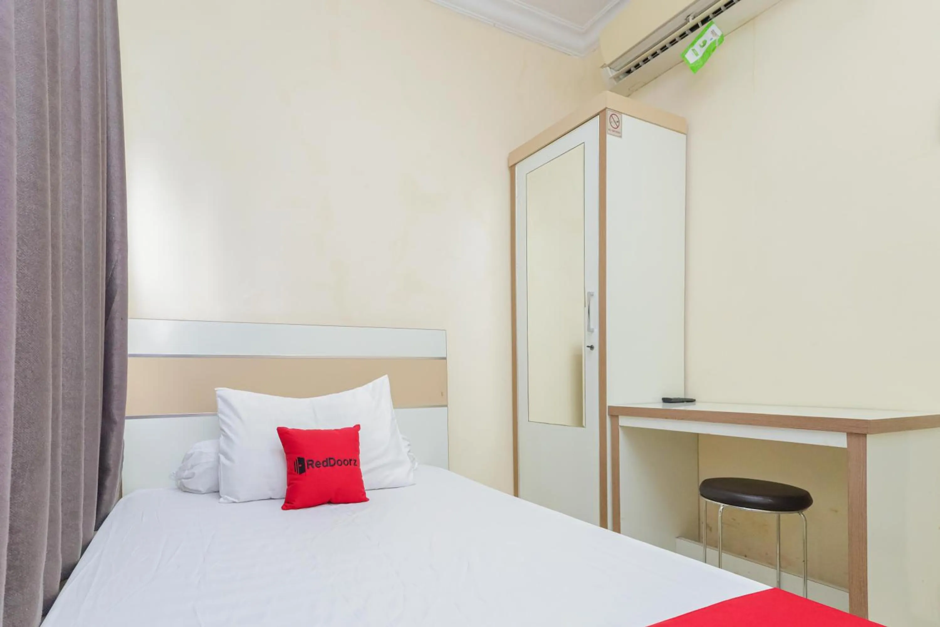 Bedroom, Bed in RedDoorz Syariah near Stasiun Karet
