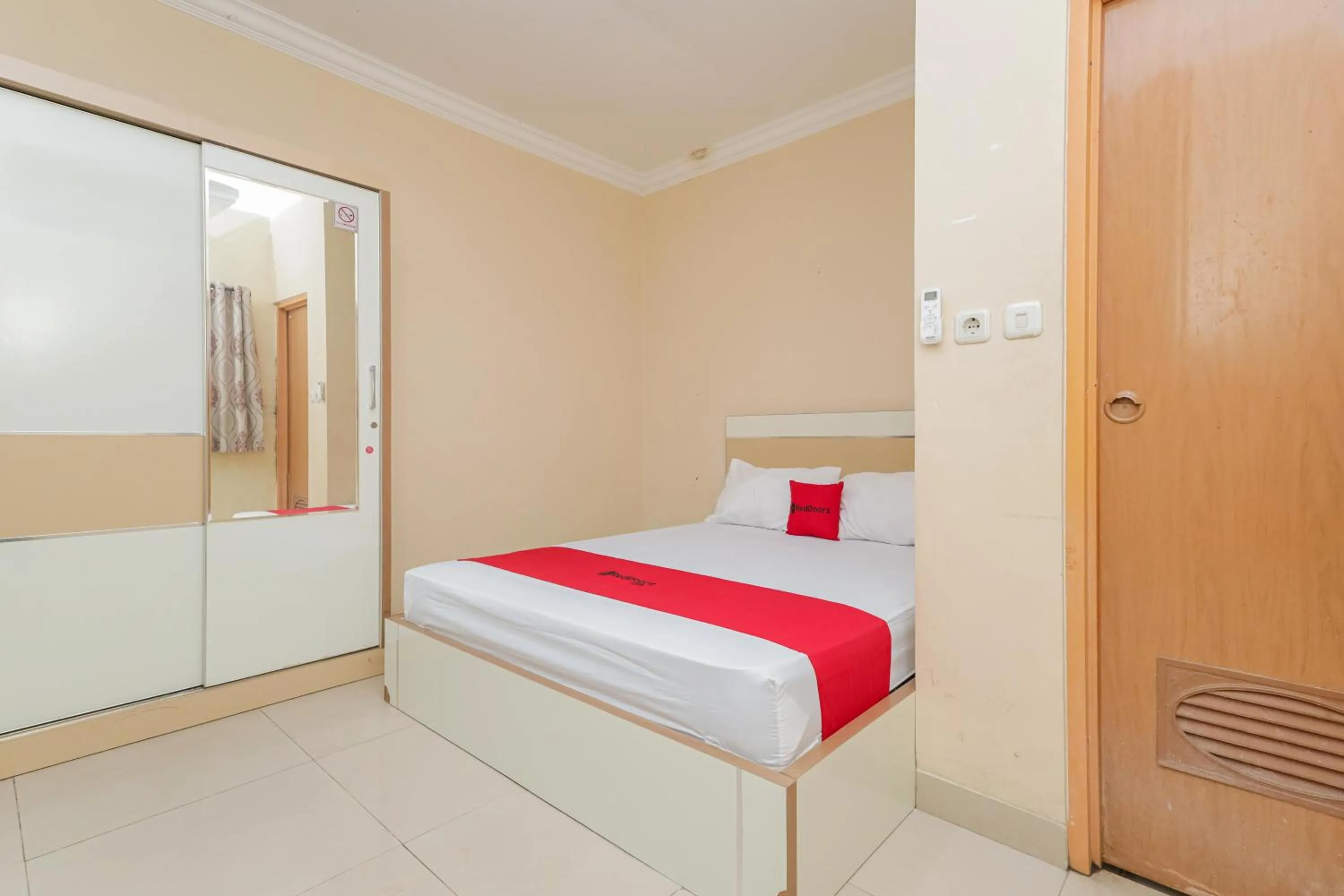 Bedroom, Bed in RedDoorz Syariah near Stasiun Karet