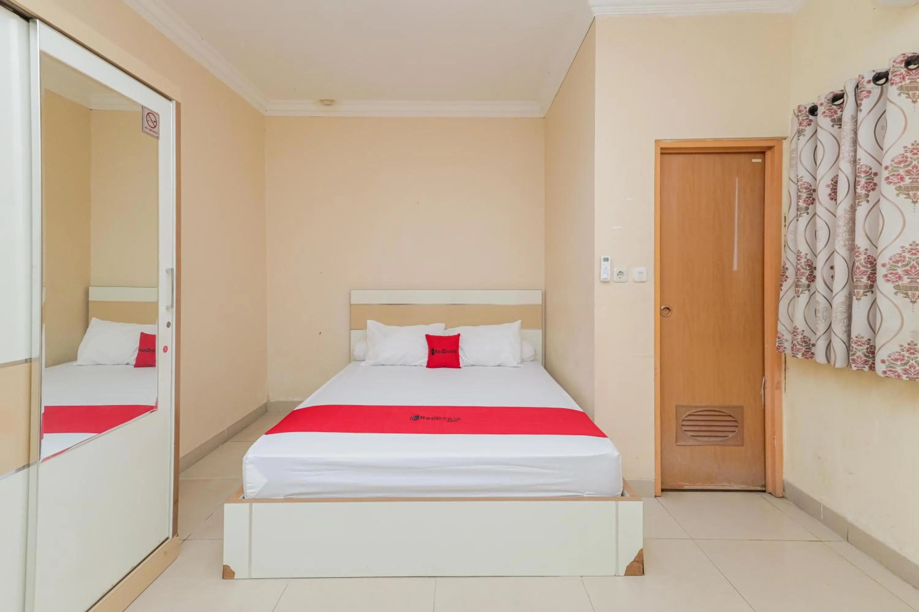 Bedroom, Bed in RedDoorz Syariah near Stasiun Karet