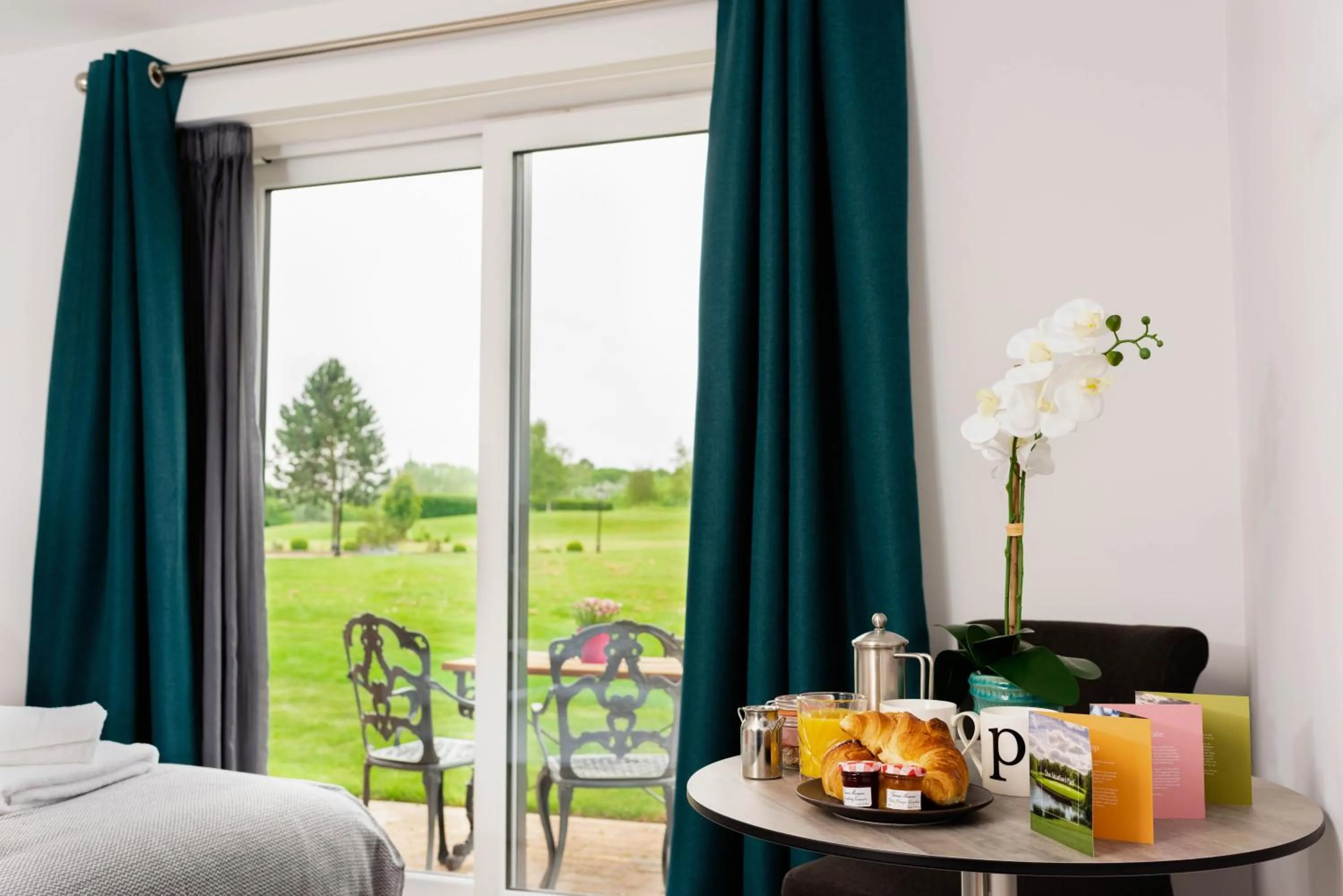 Balcony/Terrace, Bed in The Stratford Park Hotel & Golf Club