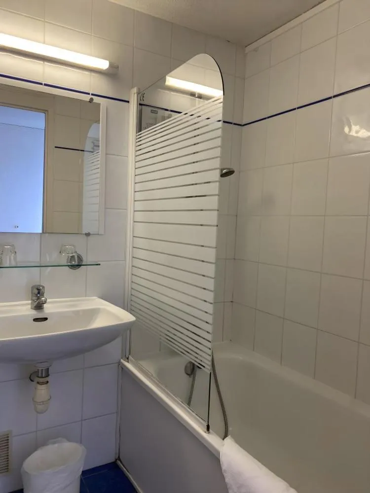 Bathroom in SHELDER Hôtel - CHERBOURG EN COTENTIN - Equeurdreville
