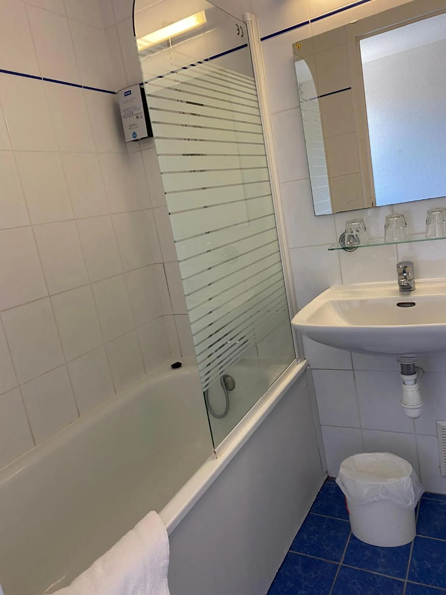 Bathroom in SHELDER Hôtel - CHERBOURG EN COTENTIN - Equeurdreville