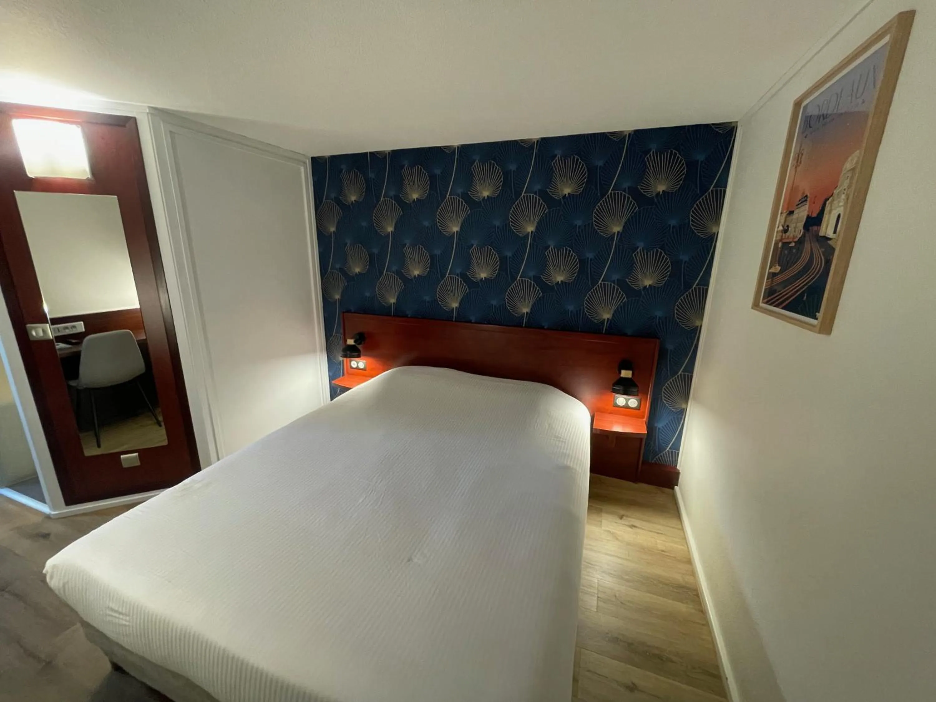 Bedroom, Bed in Kyriad Bordeaux Lormont