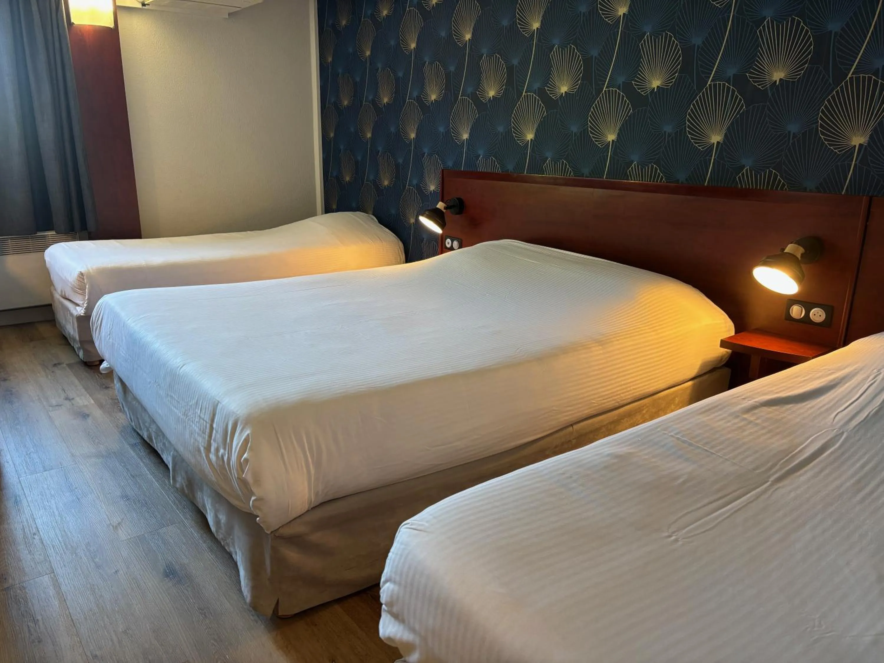 Bedroom, Bed in Kyriad Bordeaux Lormont