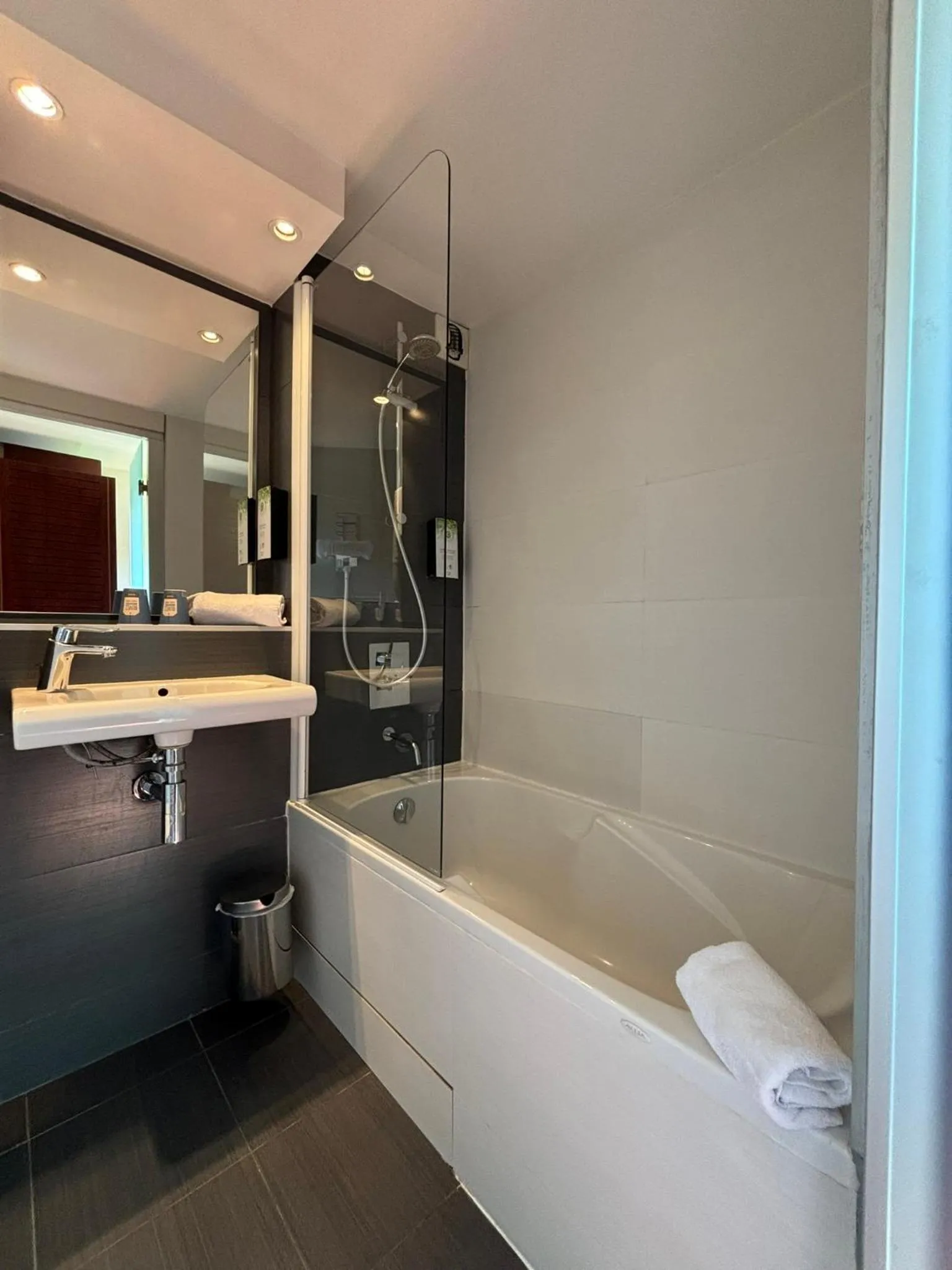 Bathroom in Kyriad Bordeaux Lormont