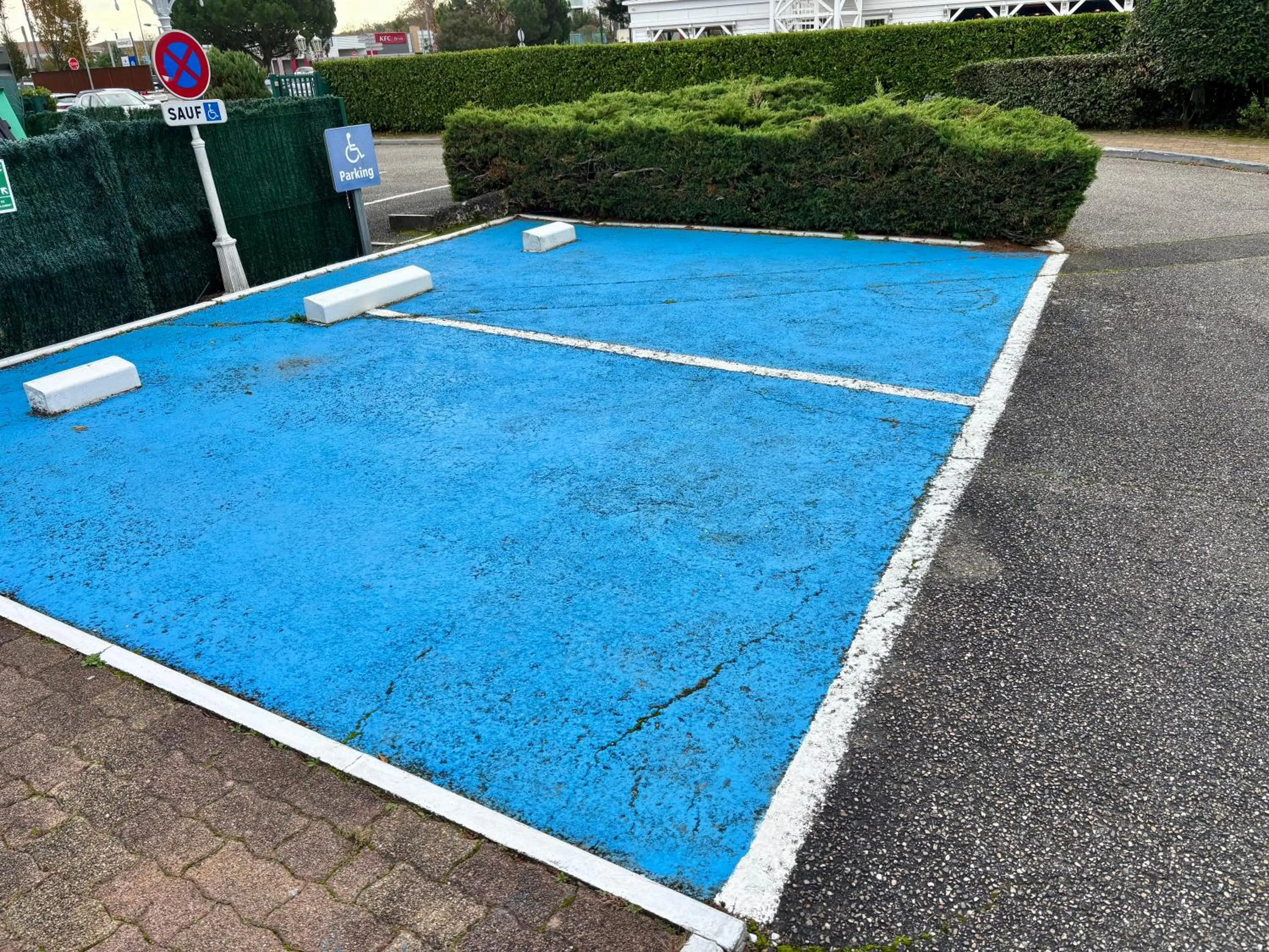 Parking in Kyriad Bordeaux Lormont