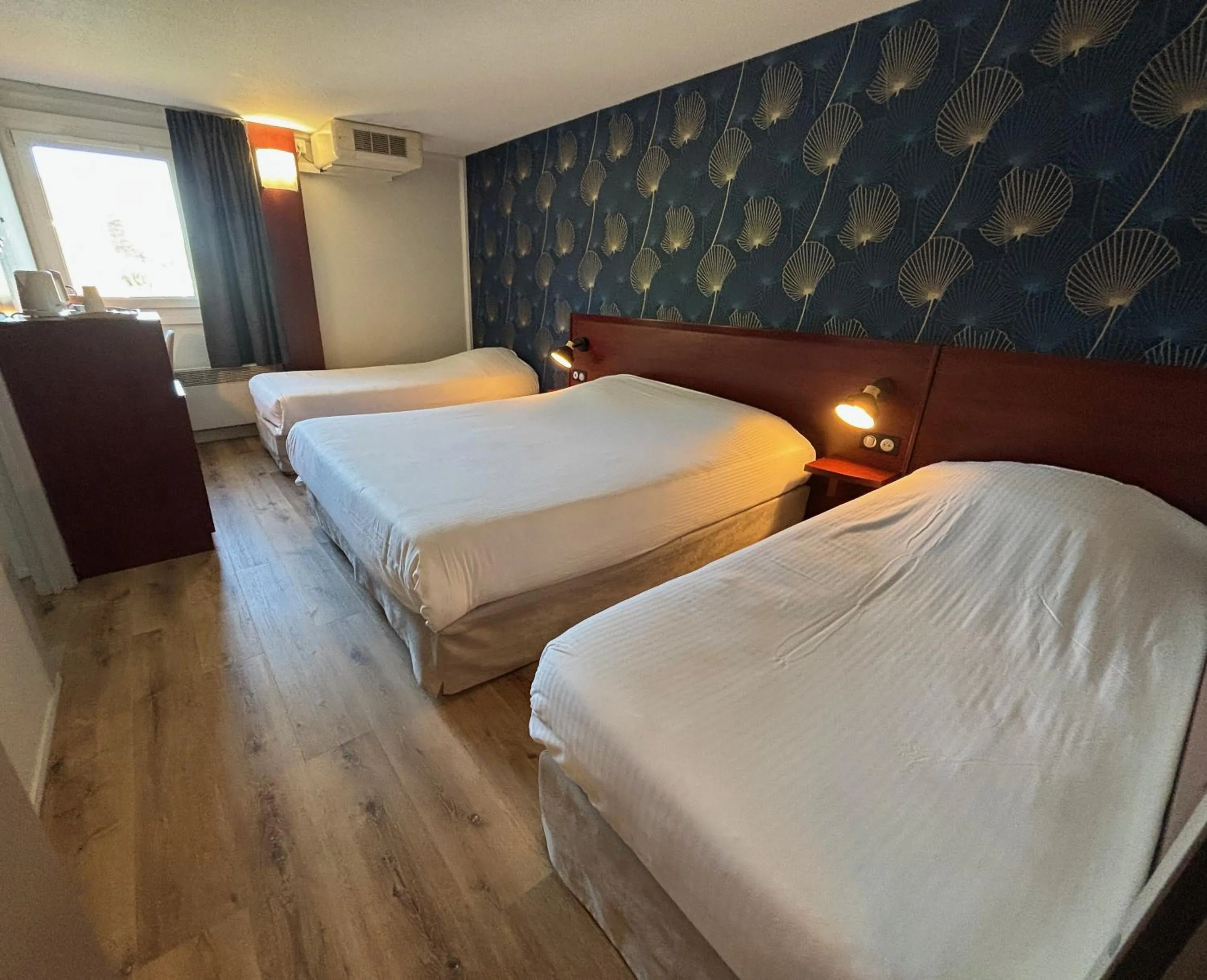 Bedroom, Bed in Kyriad Bordeaux Lormont