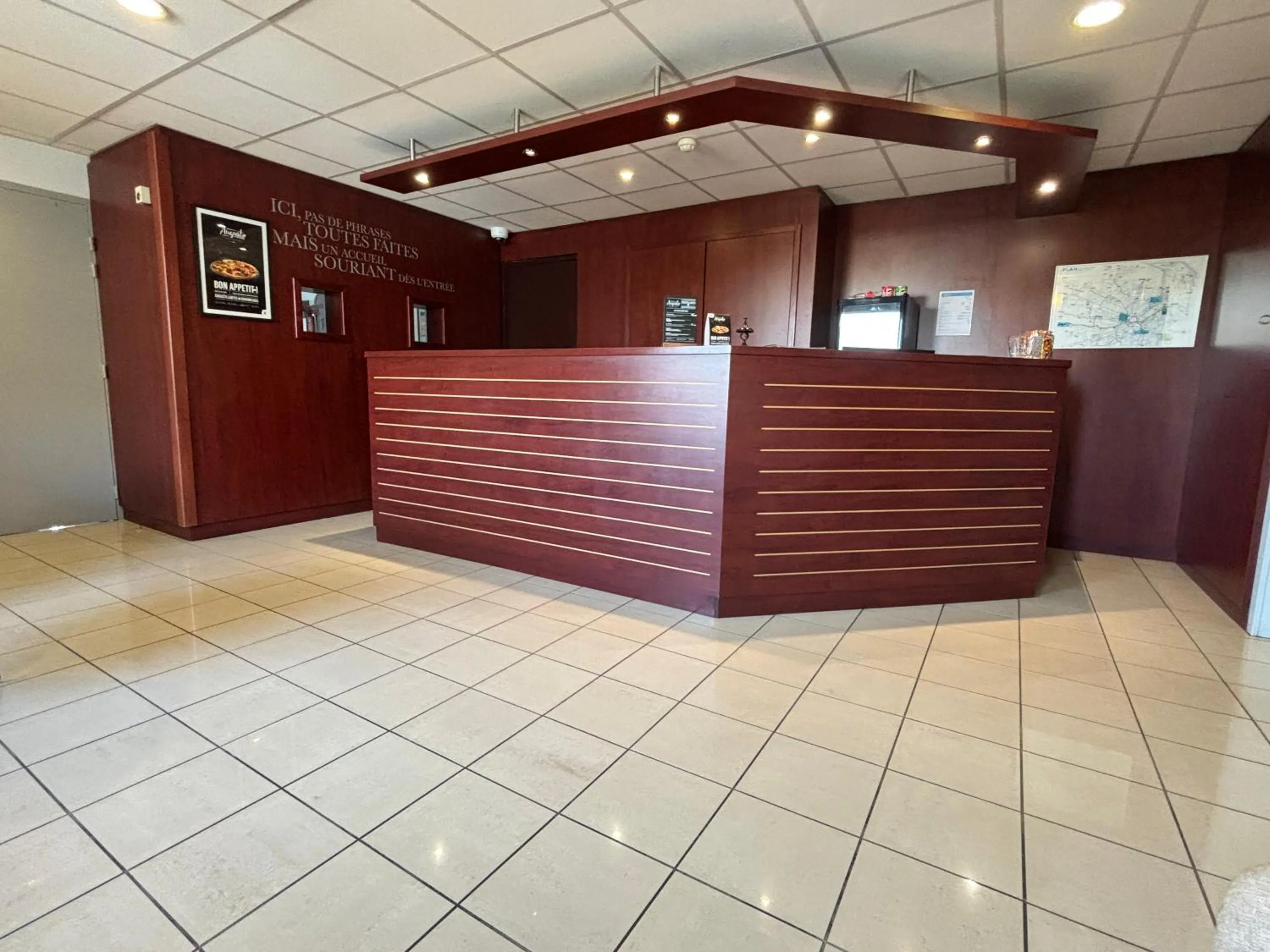 Lobby or reception in Kyriad Bordeaux Lormont